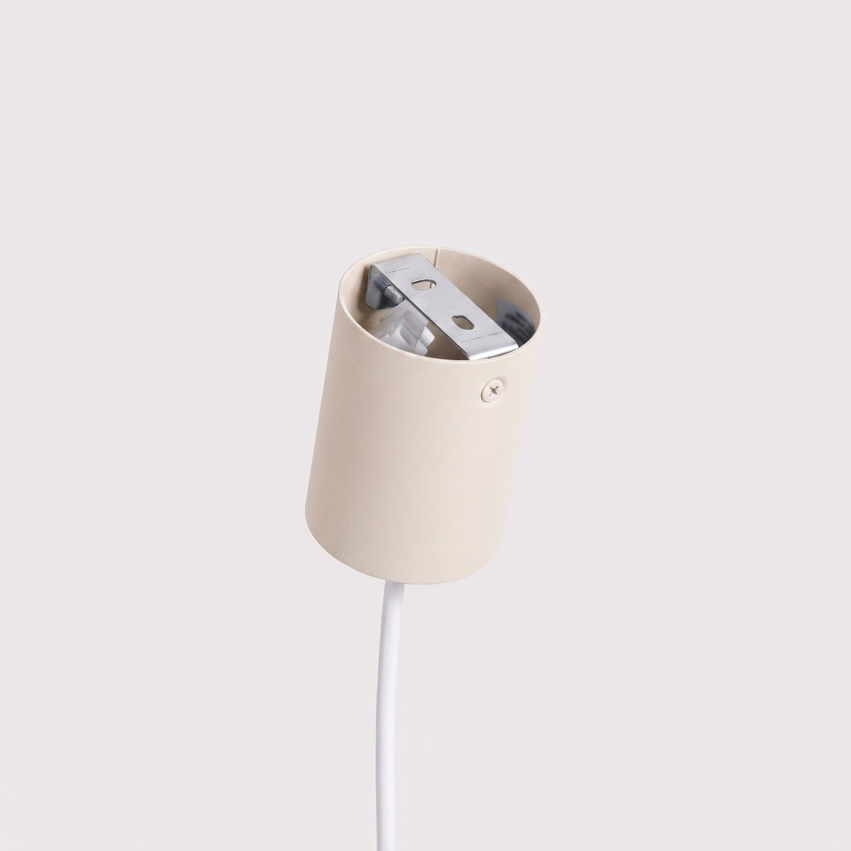 Intérieur de la rosace du lustre Ovio 4 laque beige avec sa patte de fixation