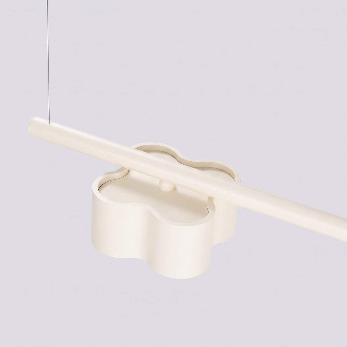 Tête du lustre Ovio 4 laque beige vue de dessus fermée par son couvercle à quatre lobes