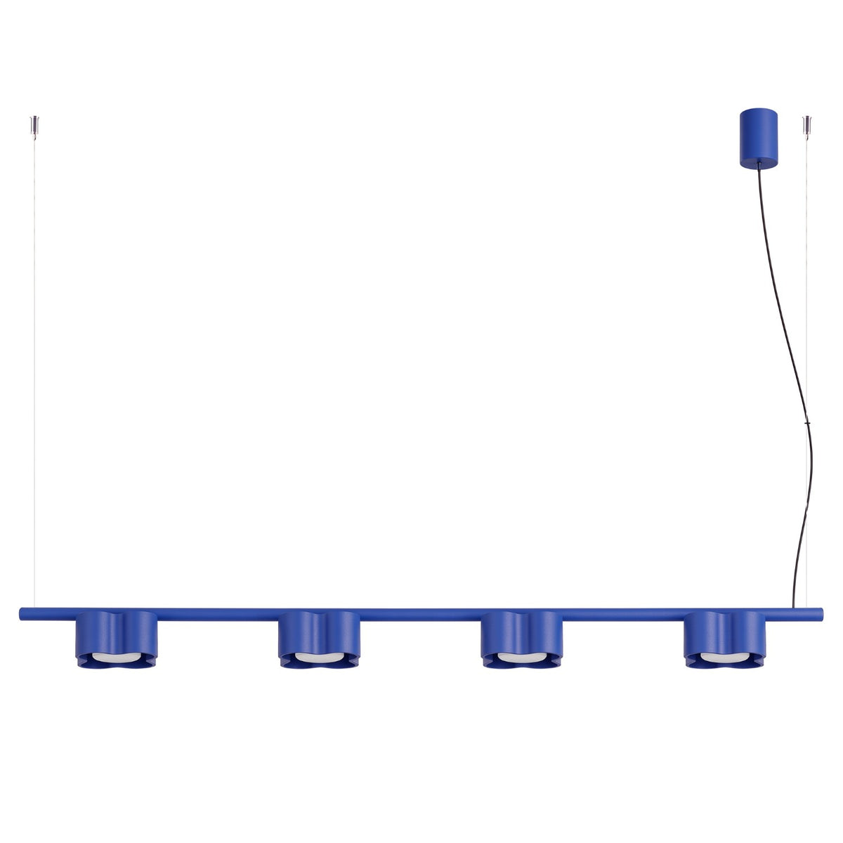 Lustre Ovio 4 laque bleu outremer sur fond blanc avec sa barre ses quatre têtes ondulées et sa rosace