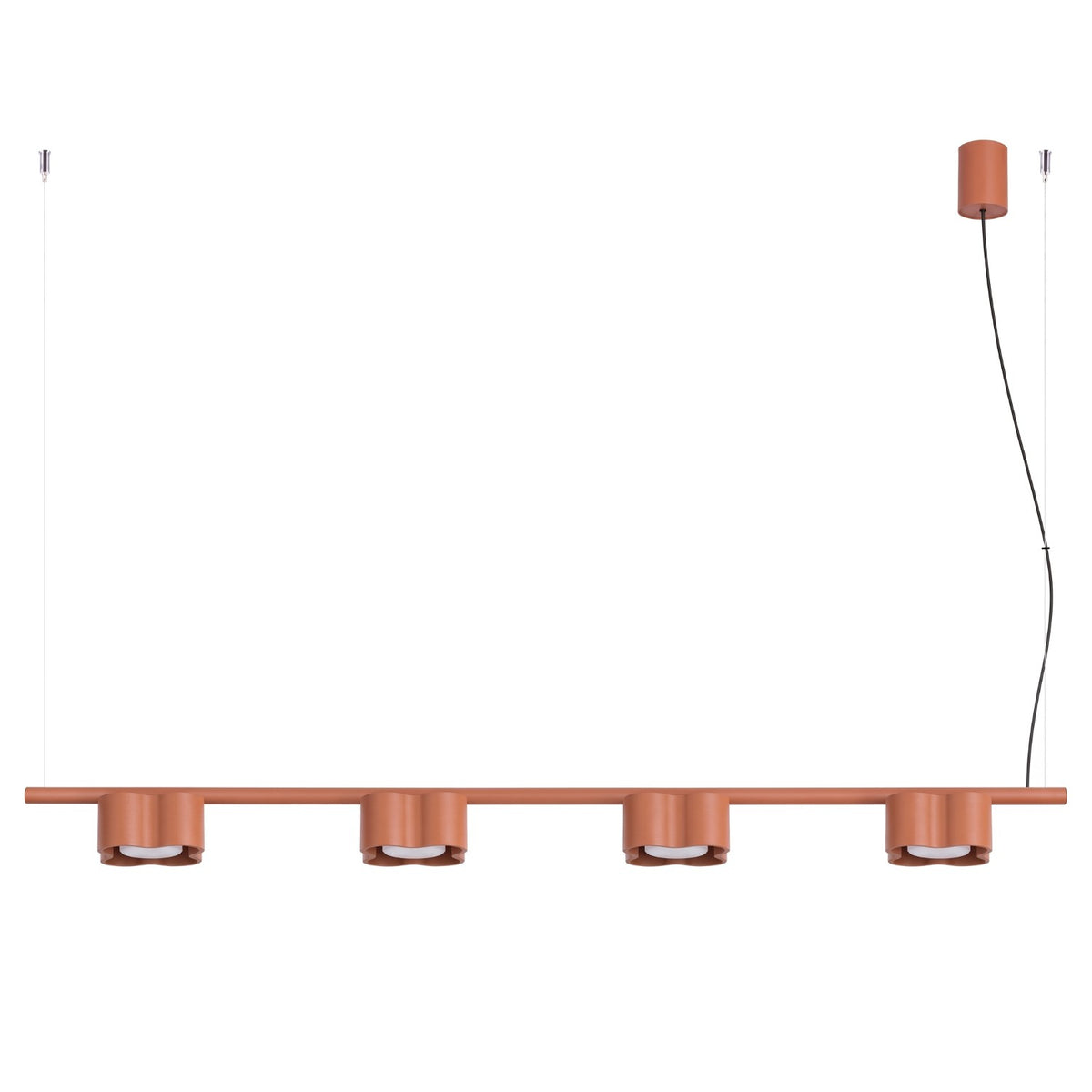 Lustre Ovio 4 laque rouge ocre sur fond blanc avec sa barre ses quatre têtes ondulées et sa rosace