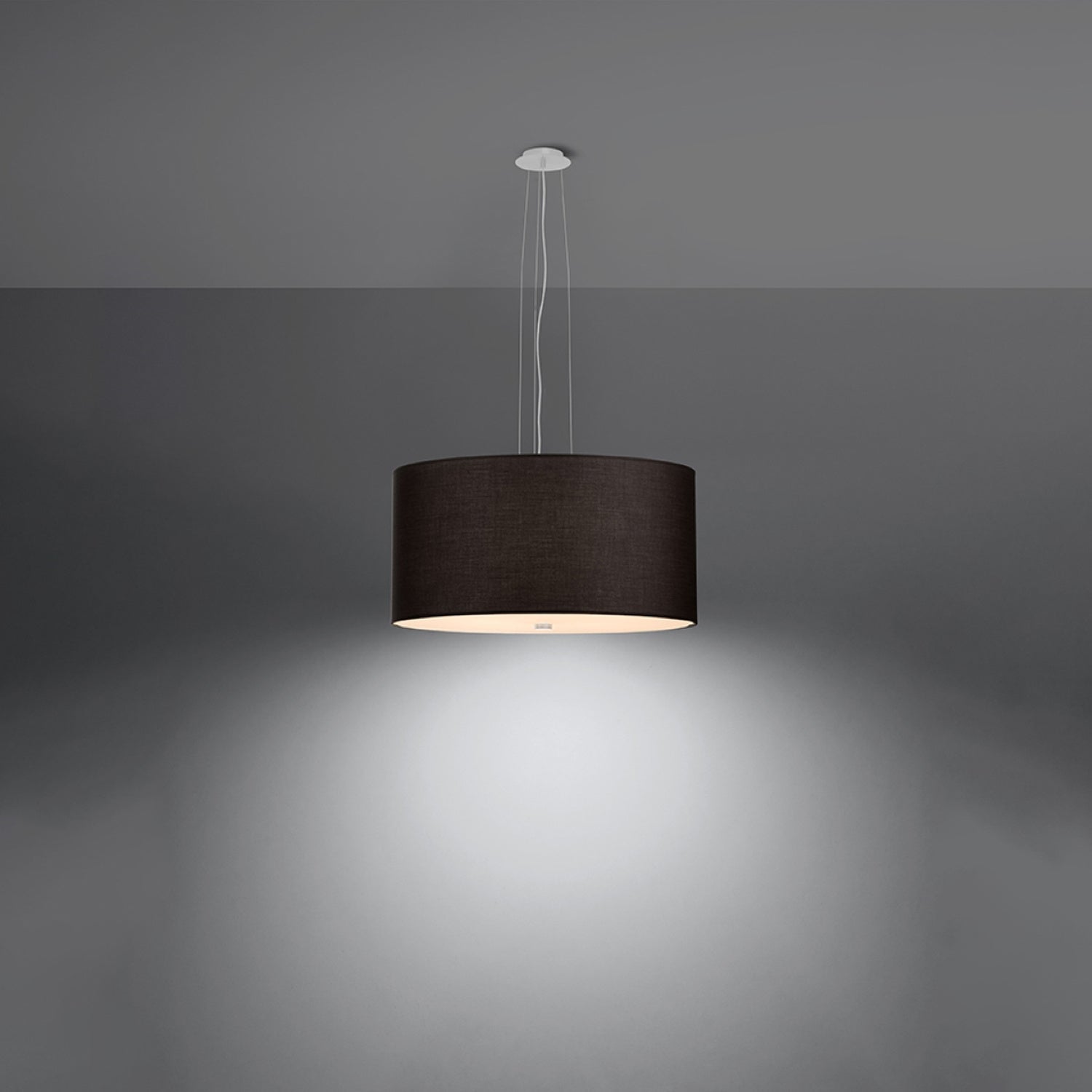 Lustre Otto 50 en tissu noir allumé, lumière diffusée par le verre vers le bas