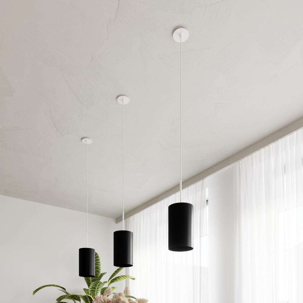 Lustre Otto 50 en tissu noir dans une pièce de vie lumineuse