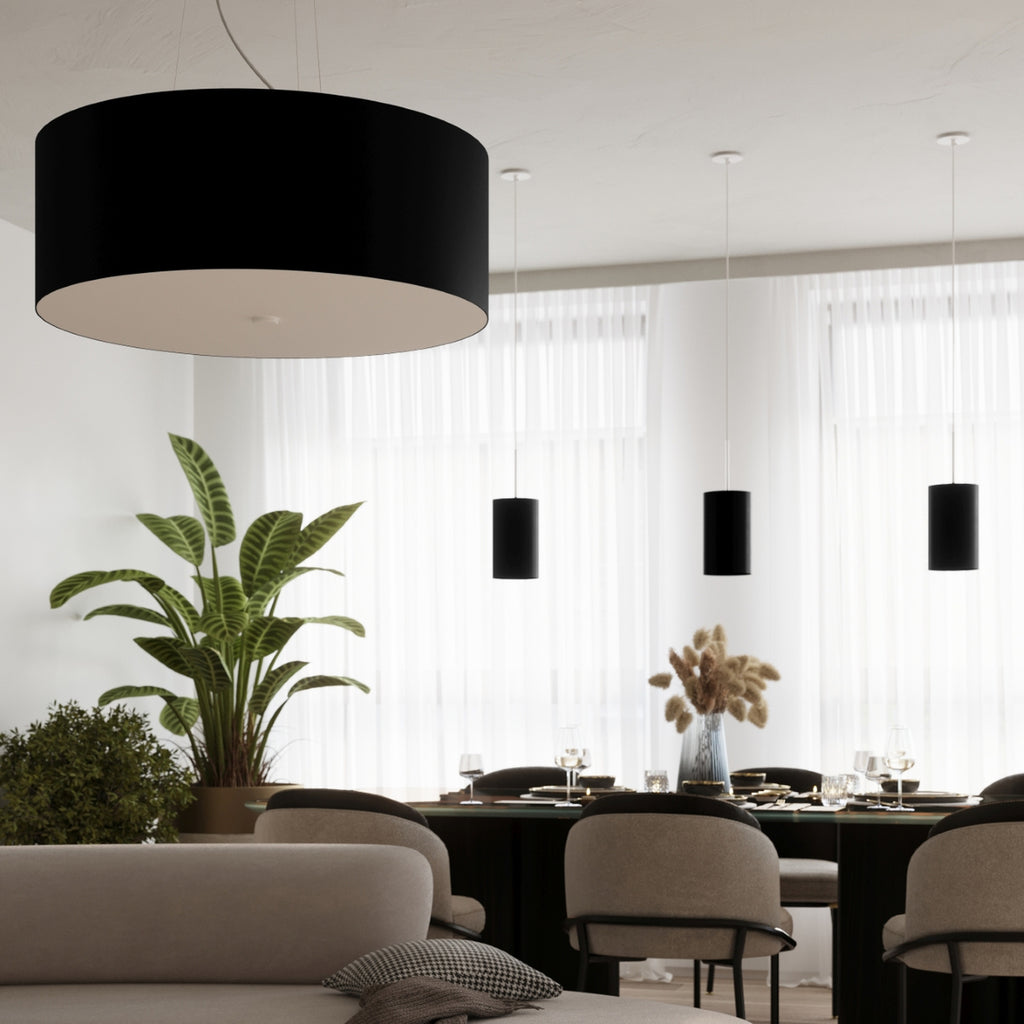 Lustre Otto 50 en tissu noir au-dessus d'un espace de vie