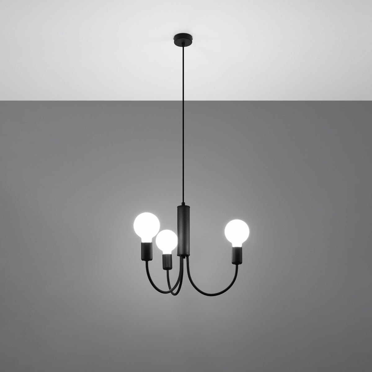 Lustre Piccolo allumé avec ses trois ampoules globe tournées vers le haut