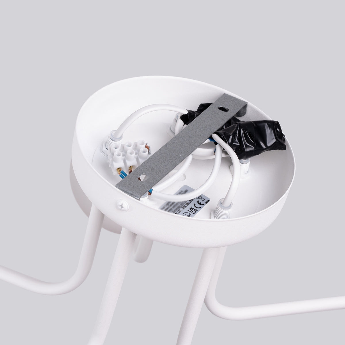 Intérieur de la rosace blanche du lustre Astral 5 avec barrette de fixation et bornier