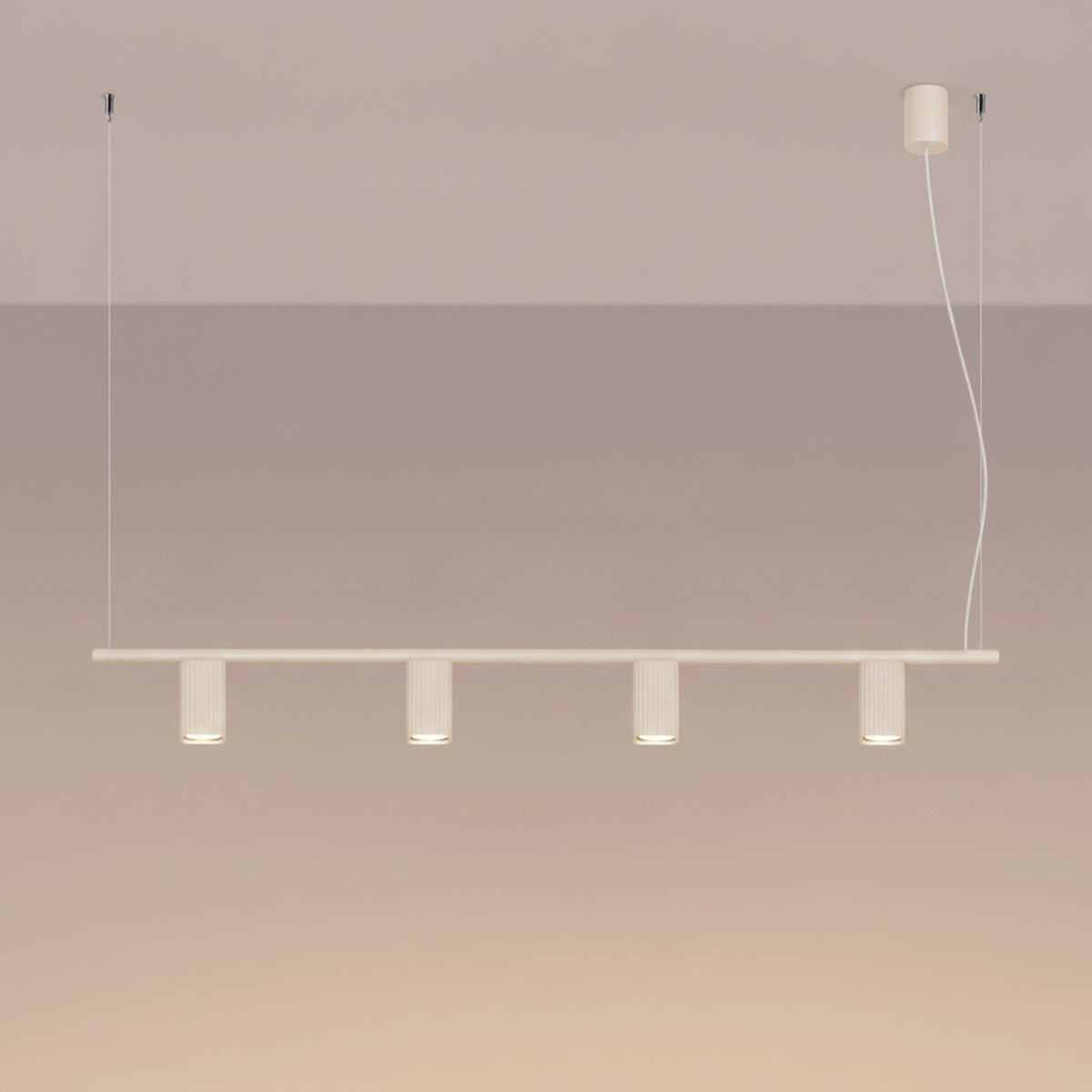 Lustre Rayo 4 laque beige allumé qui éclaire vers le bas