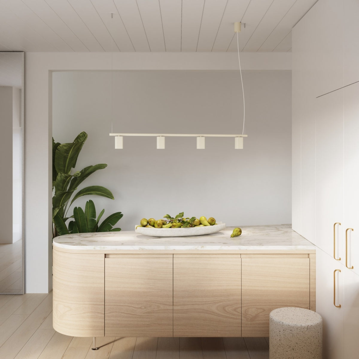 Lustre Rayo 4 laque beige au-dessus d'un comptoir de cuisine