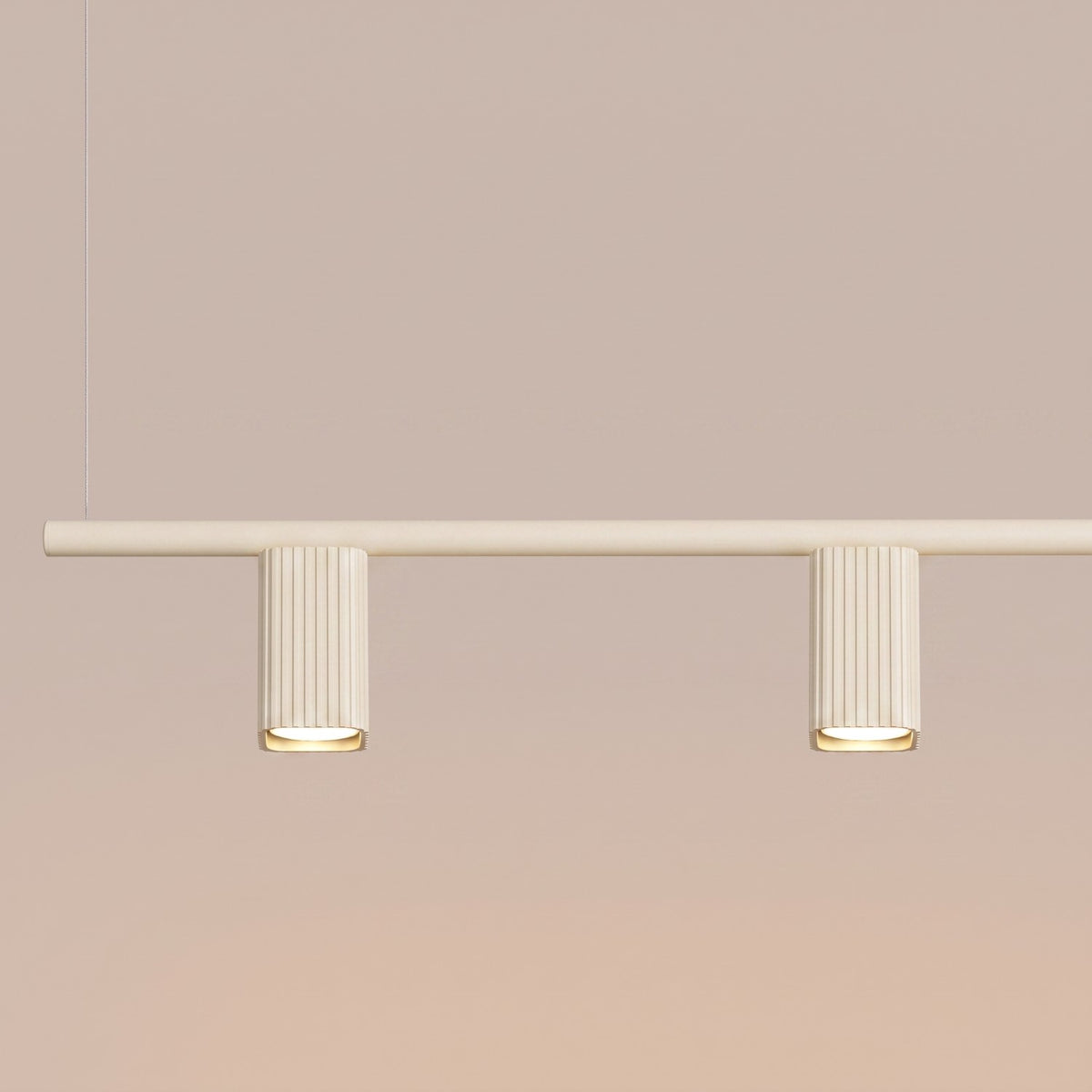 Deux spots du lustre Rayo 4 laque beige allumés avec la lumière vers le bas