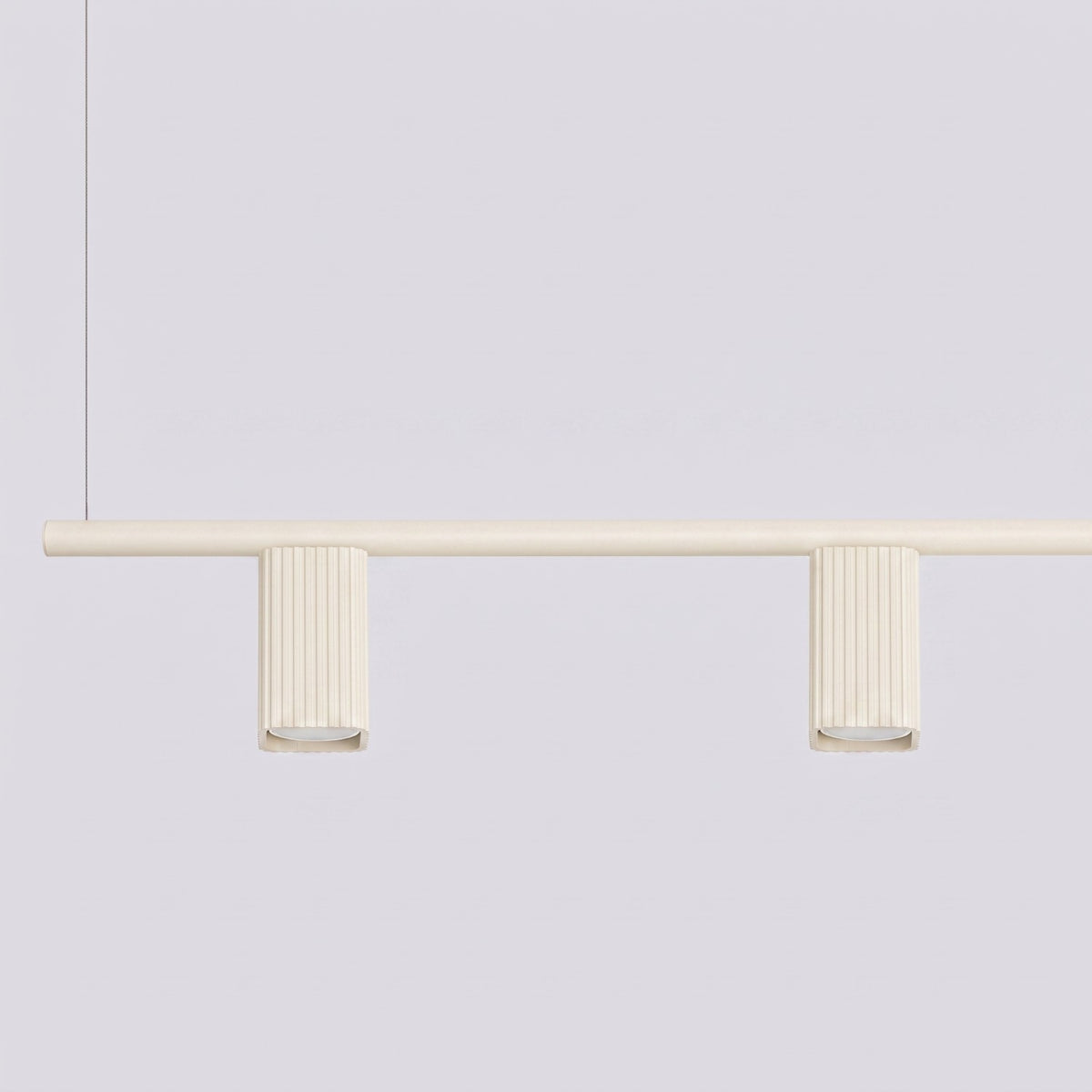 Deux spots cannelés du lustre Rayo 4 laque beige sous la barre