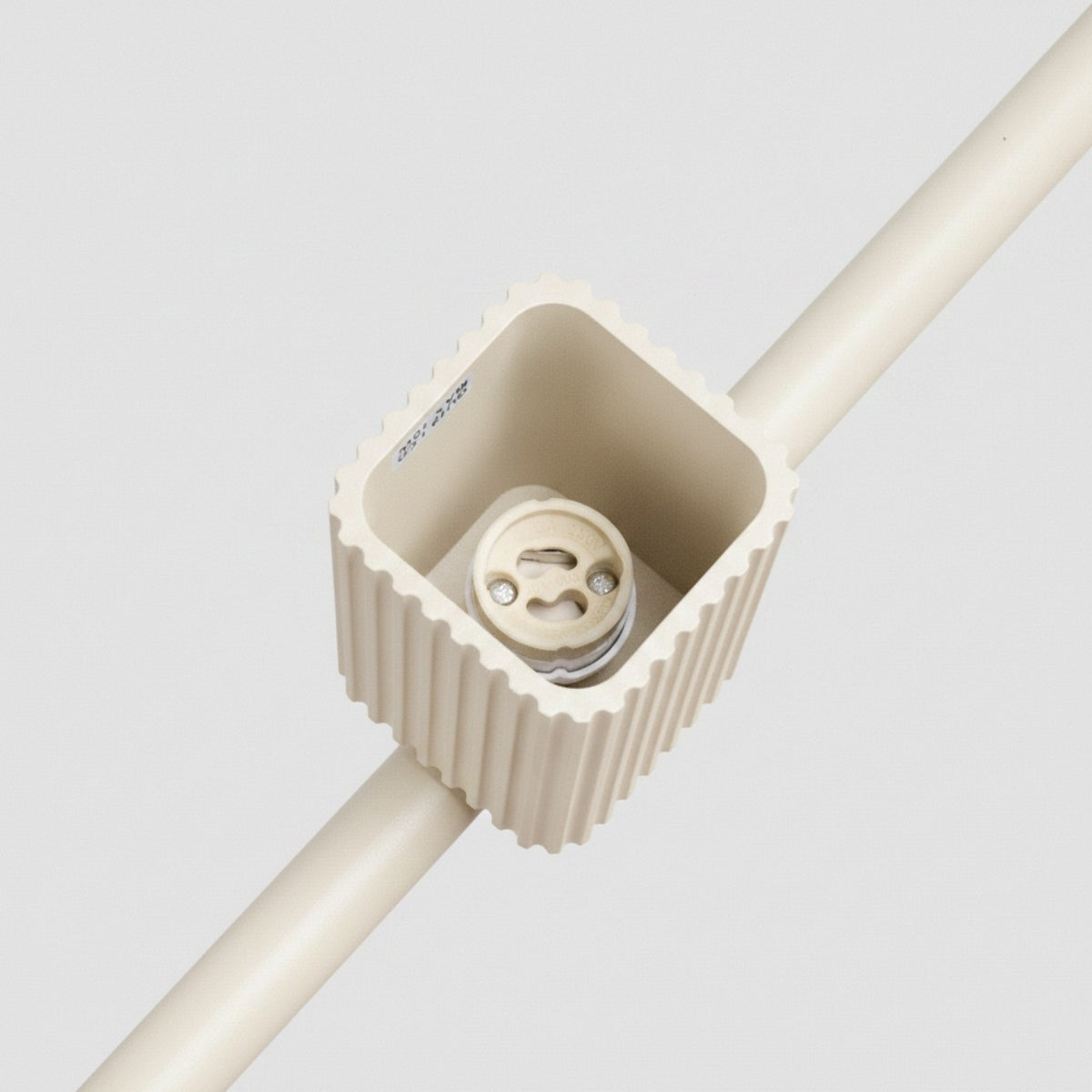 Dessous d'un spot du lustre Rayo 4 laque beige sans ampoule avec la douille GU10