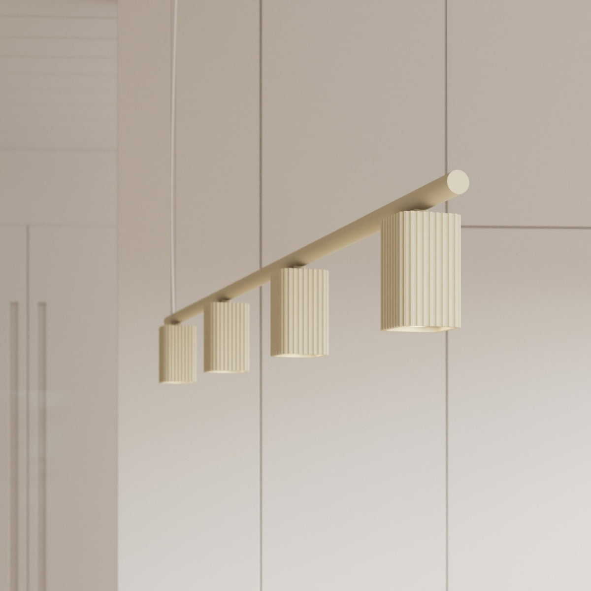 Gros plan du lustre Rayo 4 laque beige et de ses quatre spots cannelés