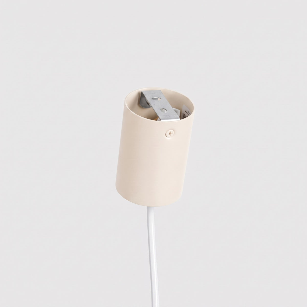 Intérieur de la rosace du lustre Rayo 4 laque beige avec sa patte de fixation