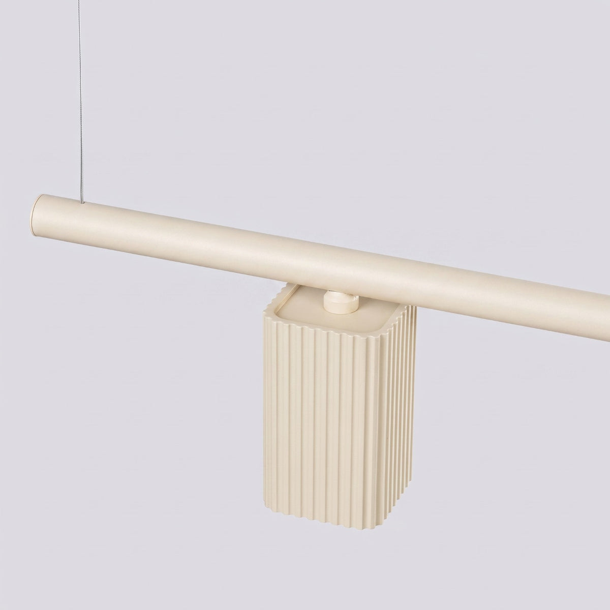 Spot à section carrée du lustre Rayo 4 laque beige et sa fixation sous la barre