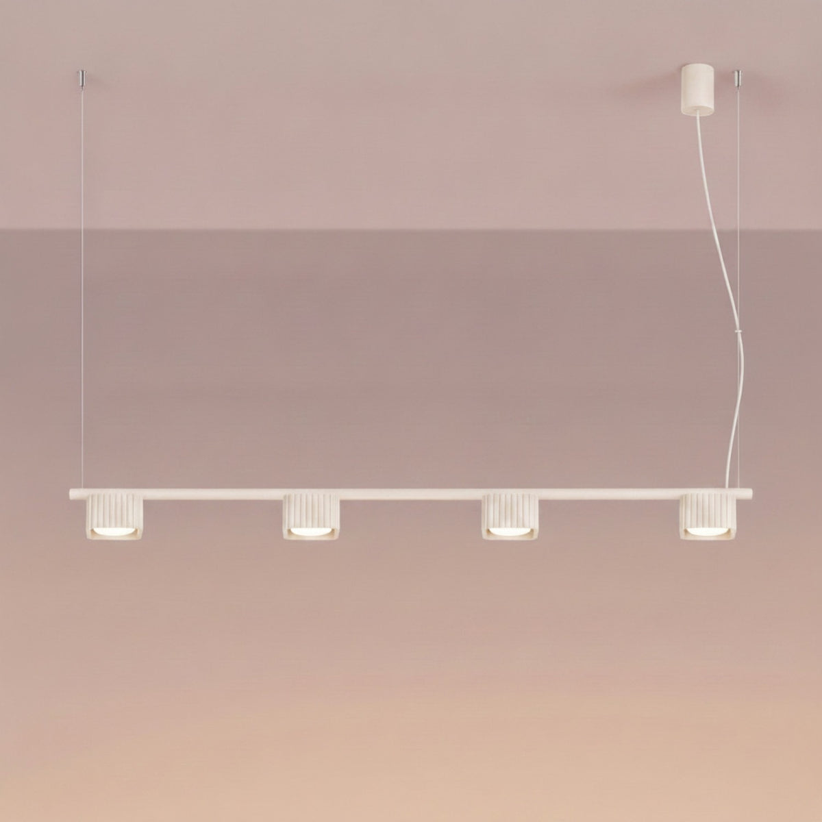 Lustre Riff 4 laque beige allumé qui éclaire vers le bas