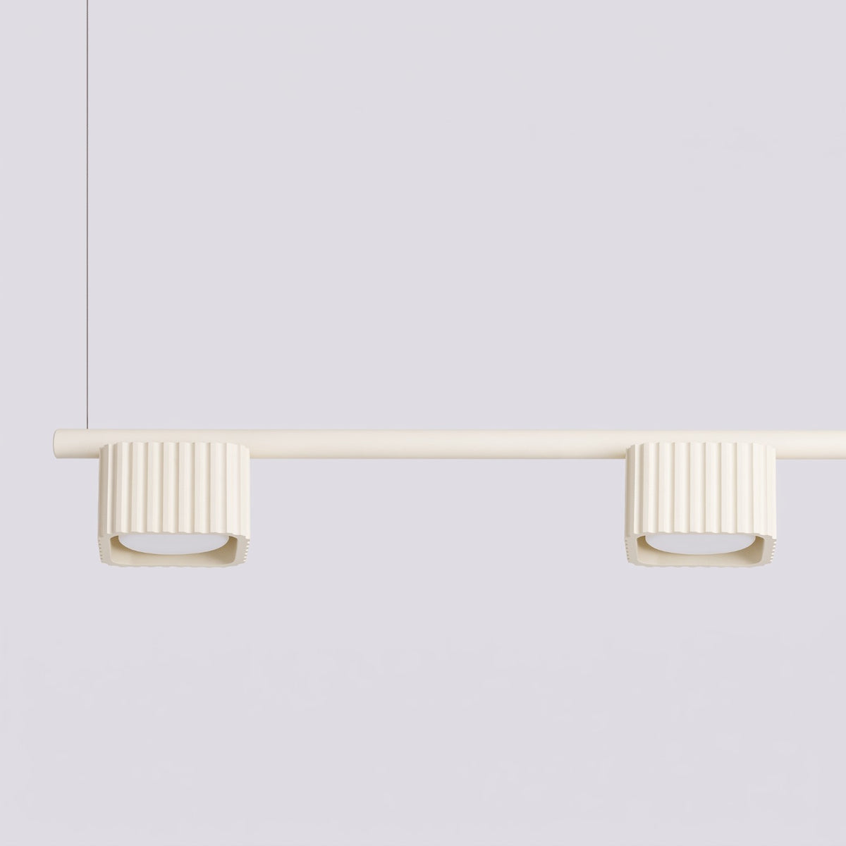 Deux têtes nervurées du lustre Riff 4 laque beige éteintes sous la barre