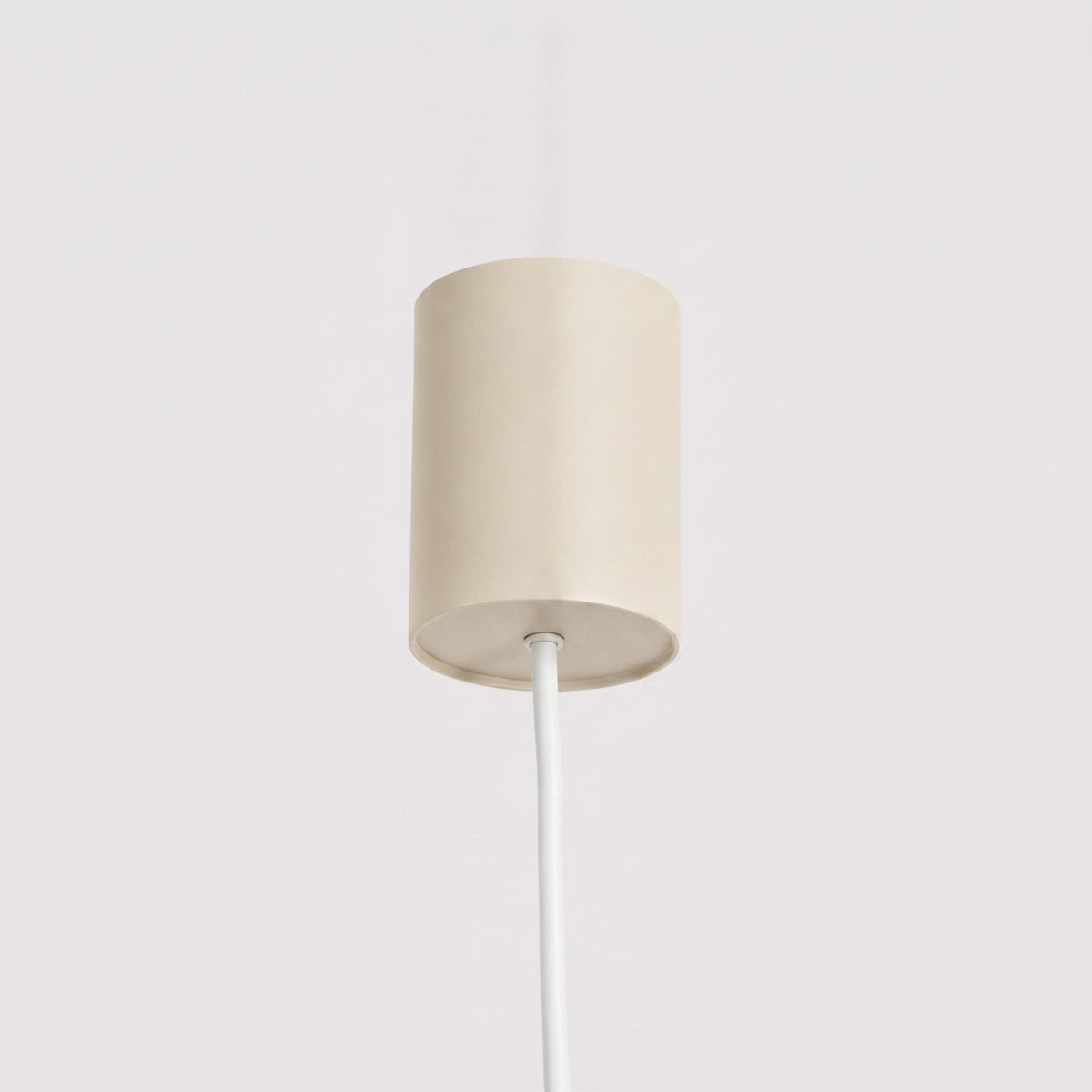 Rosace cylindrique du lustre Riff 4 laque beige et son câble d'alimentation