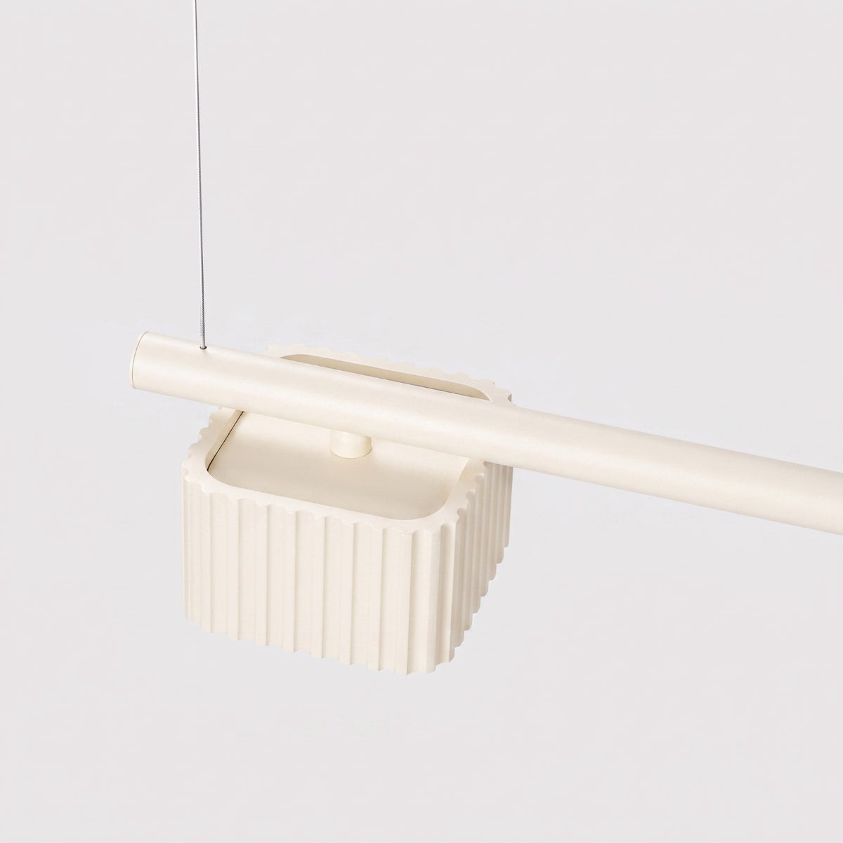 Tête du lustre Riff 4 laque beige vue de dessus fermée par son couvercle