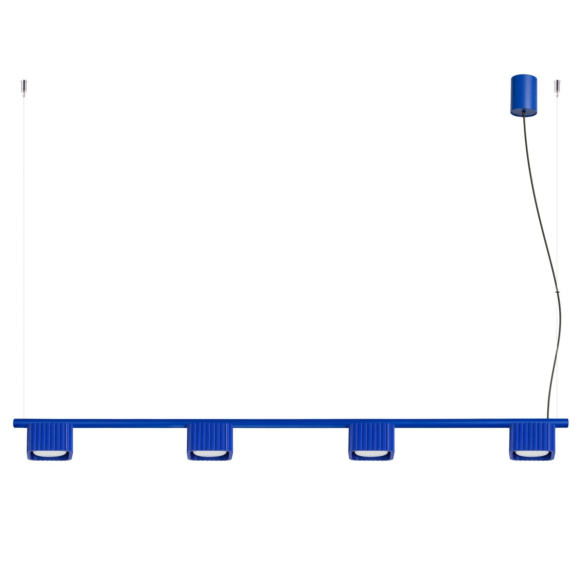 Lustre Riff 4 laque bleu outremer sur fond blanc avec sa barre ses quatre têtes nervurées et sa rosace