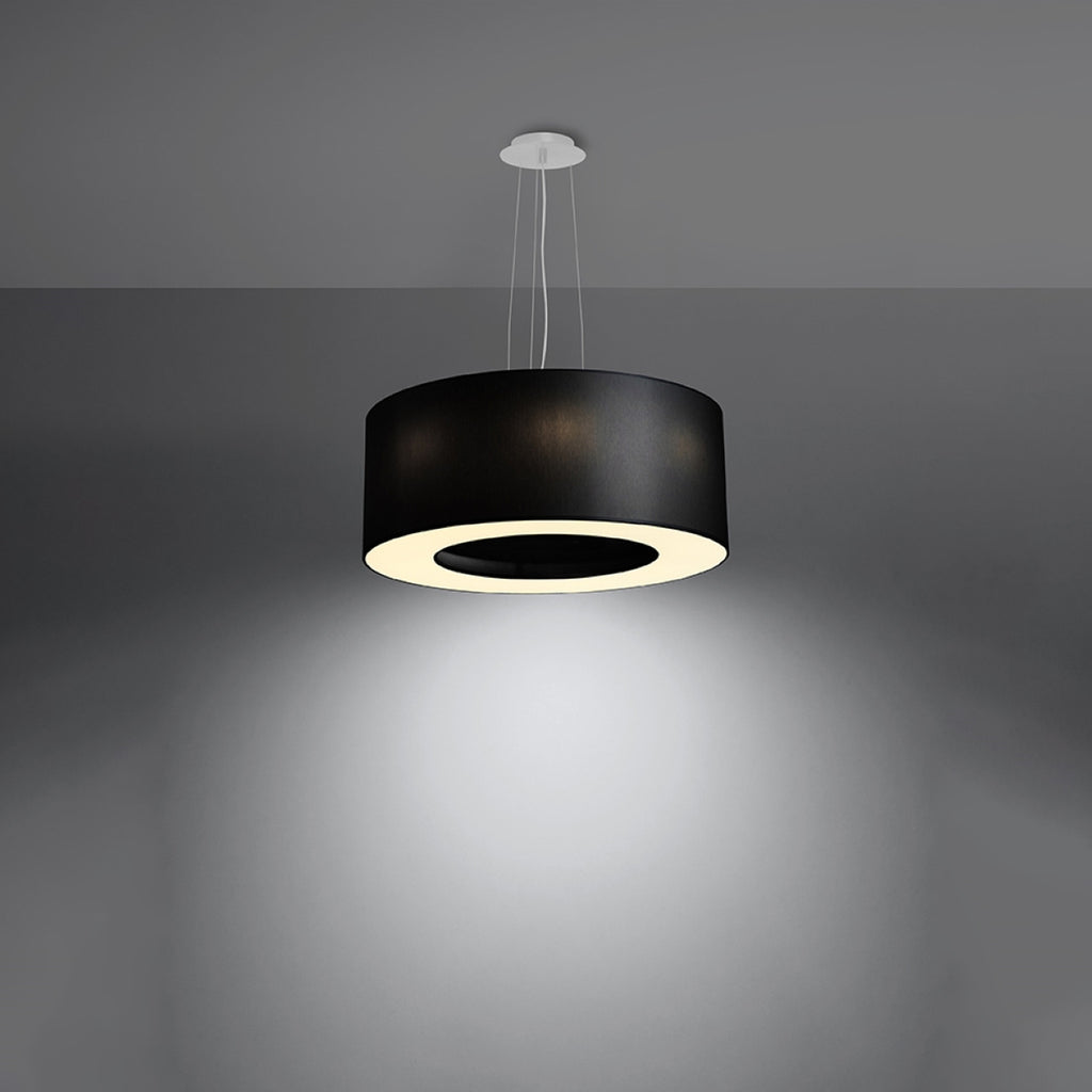 Lustre Saturno 50 en tissu noir allumé, halo lumineux diffusé vers le bas