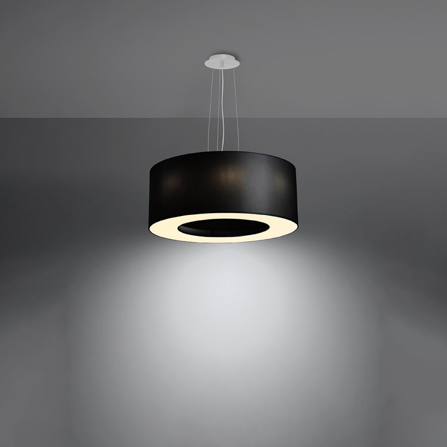 Lustre Saturno 50 en tissu noir allumé, halo lumineux diffusé vers le bas