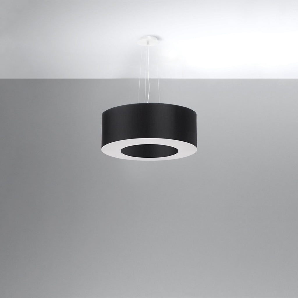 Lustre Saturno 50 en tissu noir, vue de dessous montrant l'anneau diffusant blanc