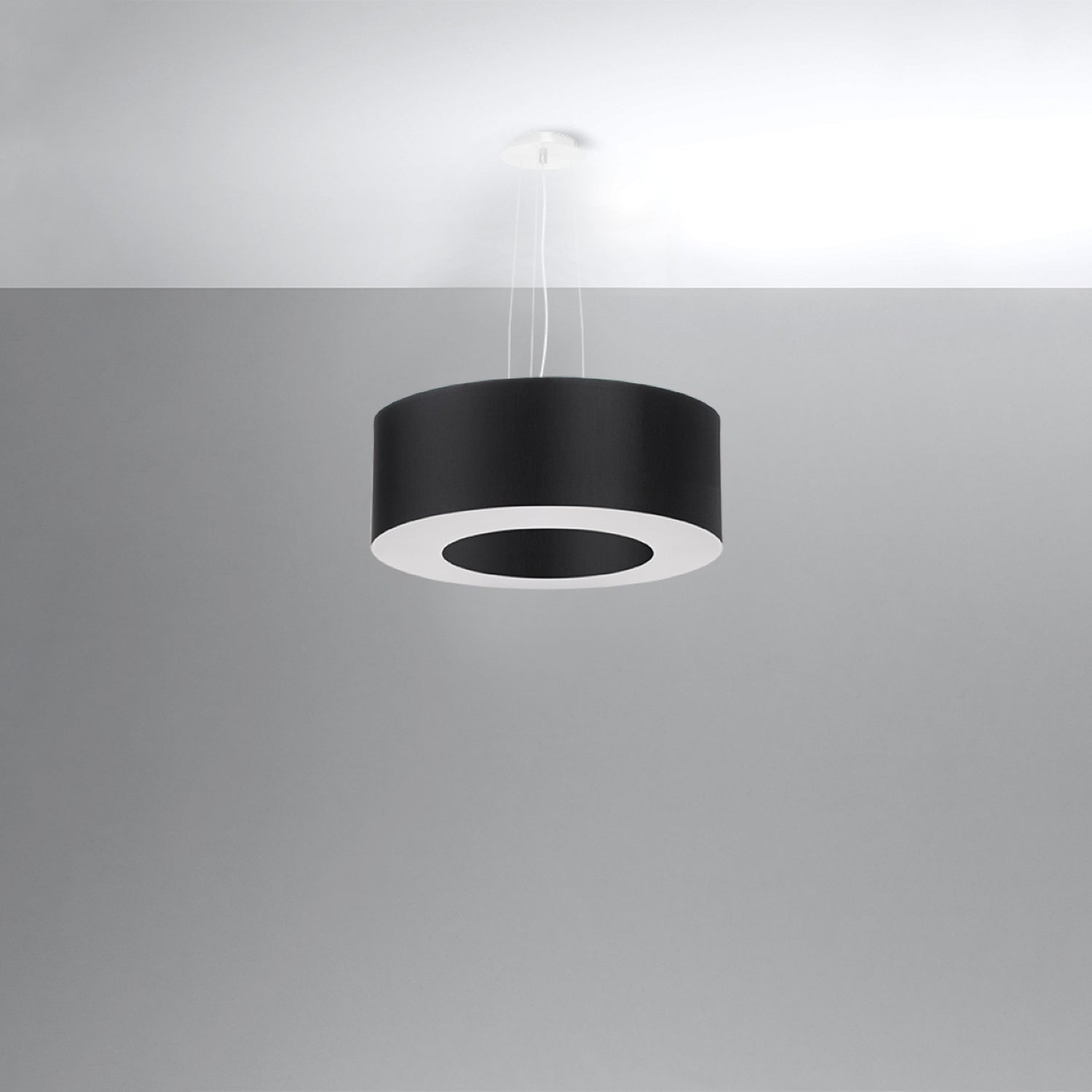 Lustre Saturno 50 en tissu noir, vue de dessous montrant l'anneau diffusant blanc