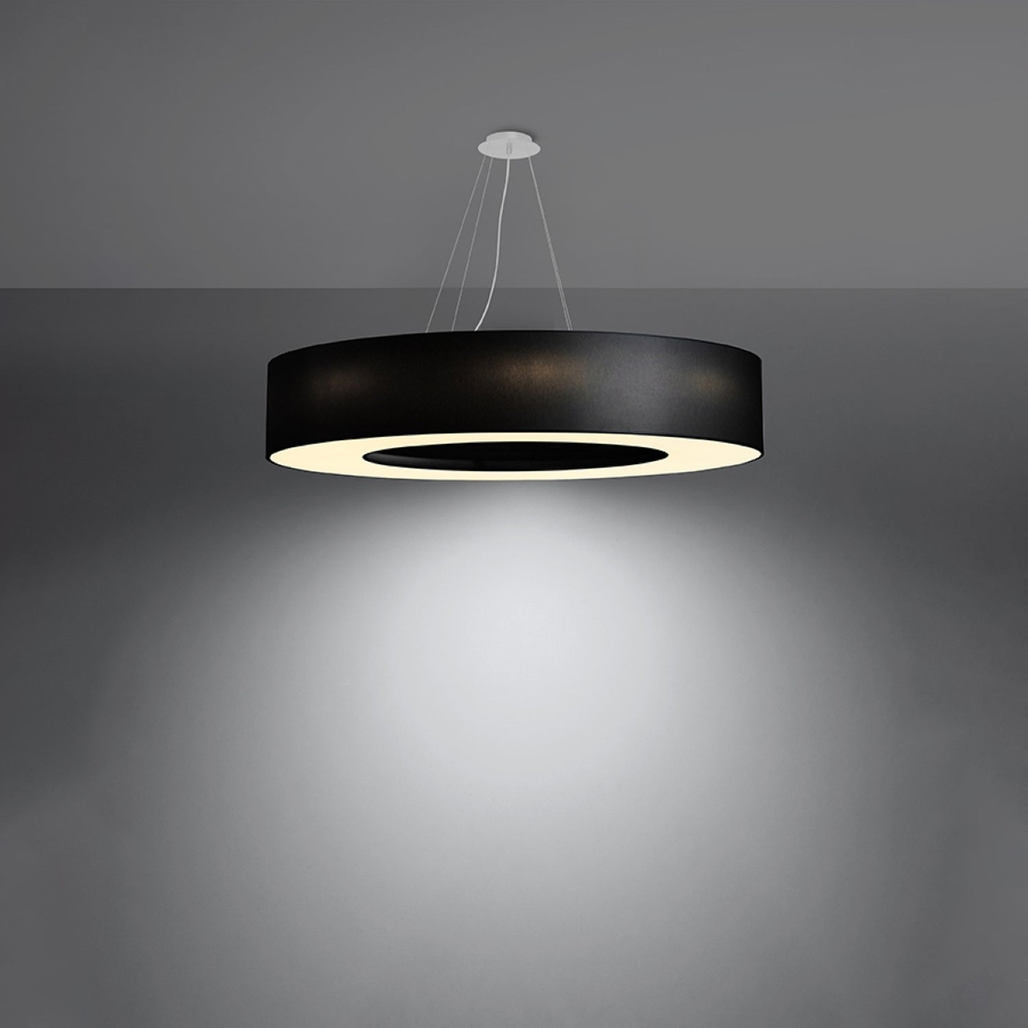 Lustre Saturno 90 en tissu noir allumé, lumière diffusée vers le bas