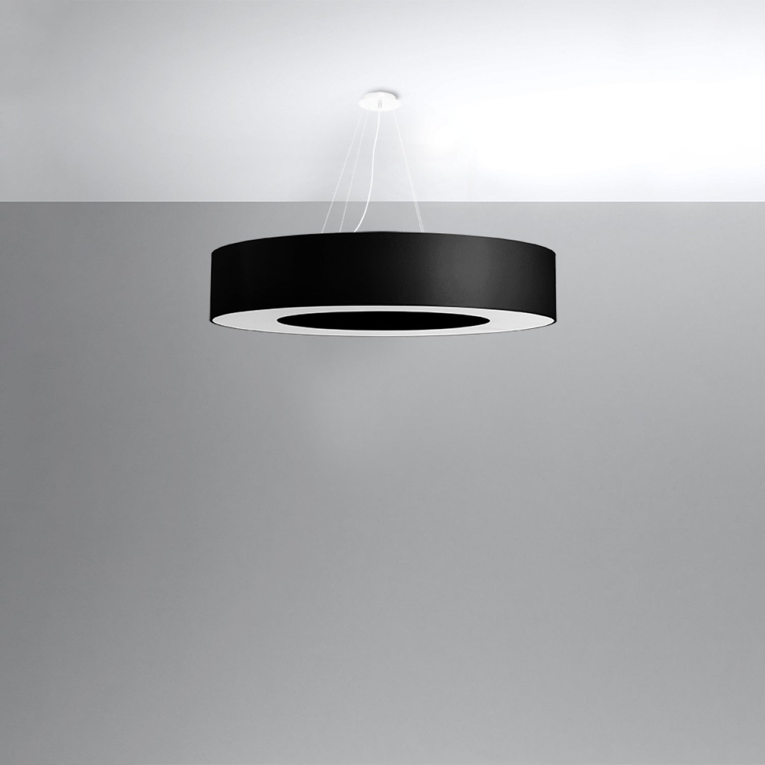 Lustre Saturno 90 en tissu noir, vue du diffuseur blanc et de l'anneau