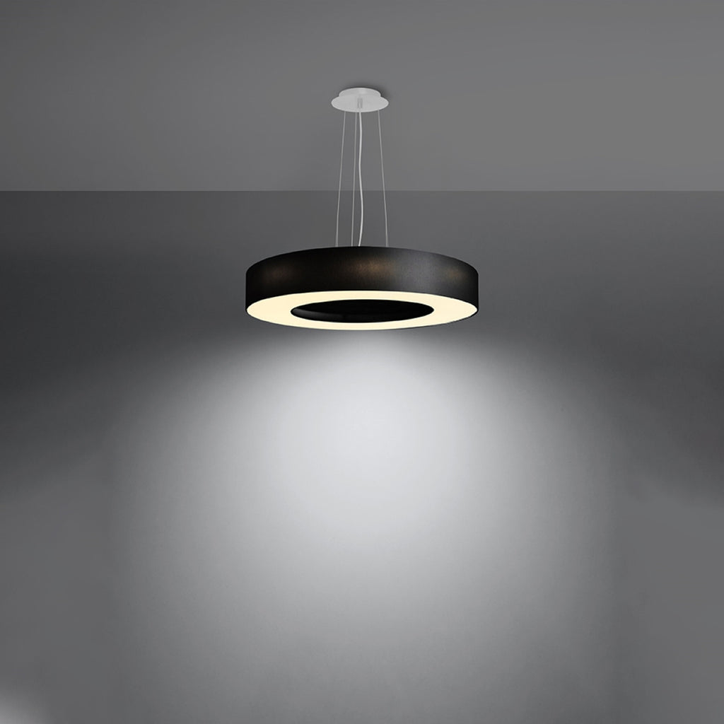 Lustre Saturno Slim 50 en tissu noir allumé, halo lumineux diffusé vers le bas