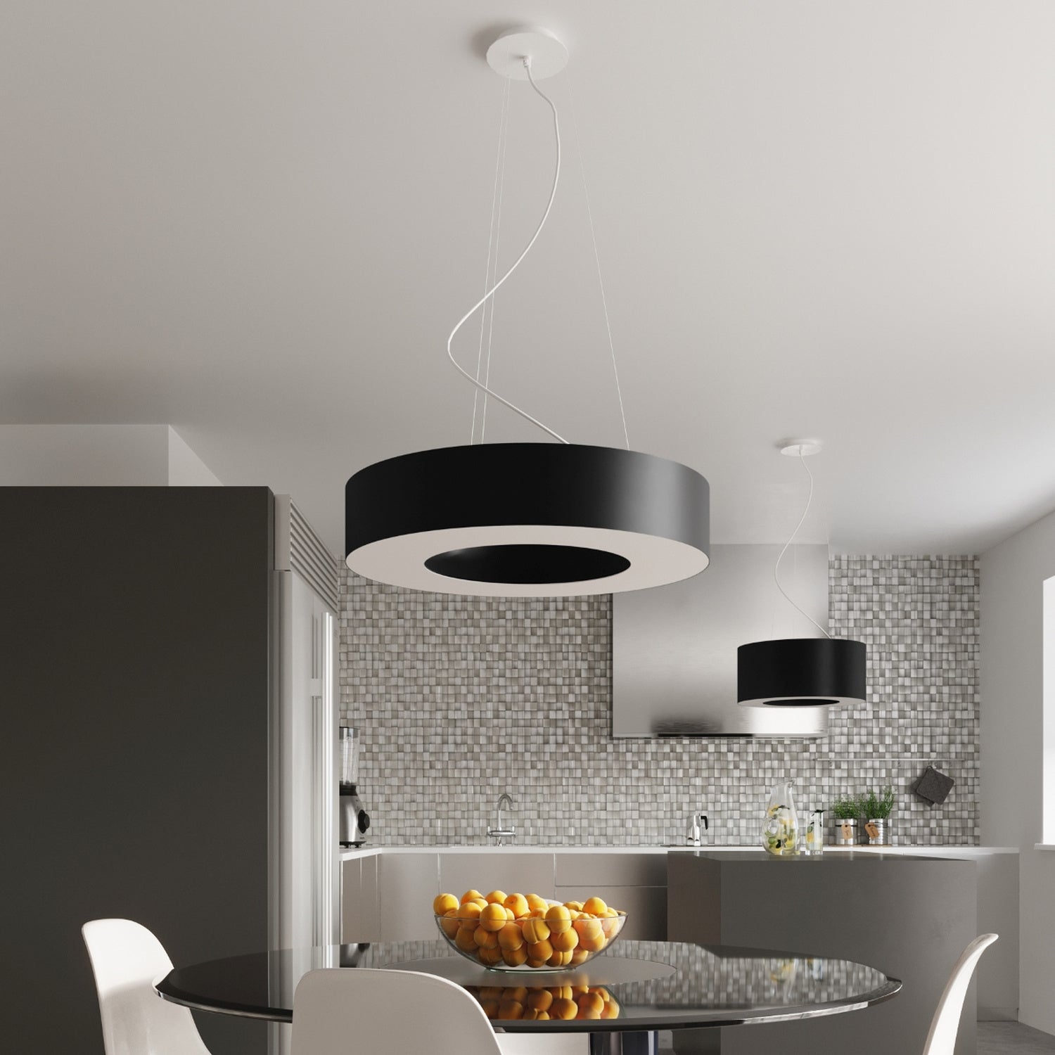 Lustre Saturno Slim 50 en tissu noir dans un séjour contemporain