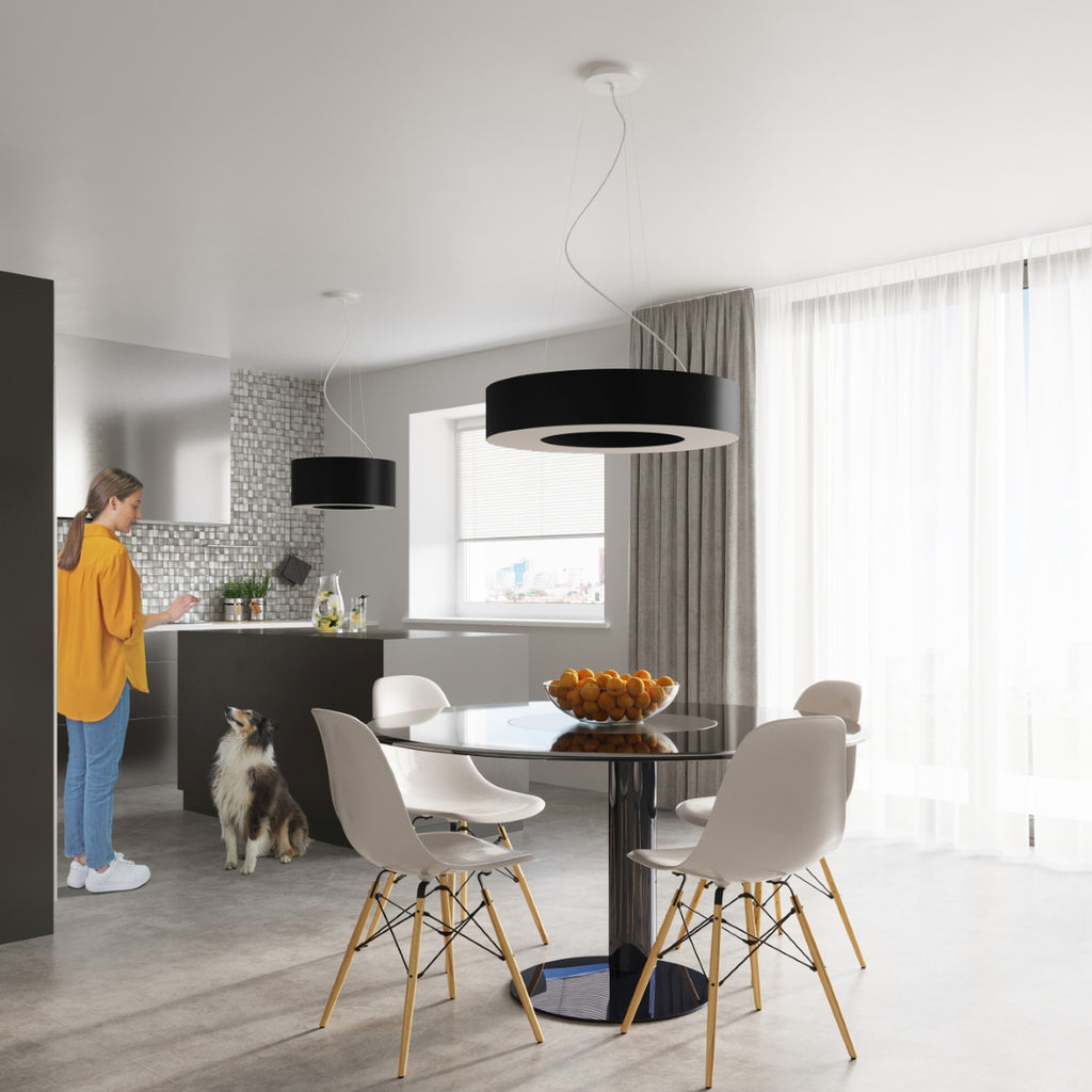 Lustre Saturno Slim 50 en tissu noir suspendu au-dessus d'une table