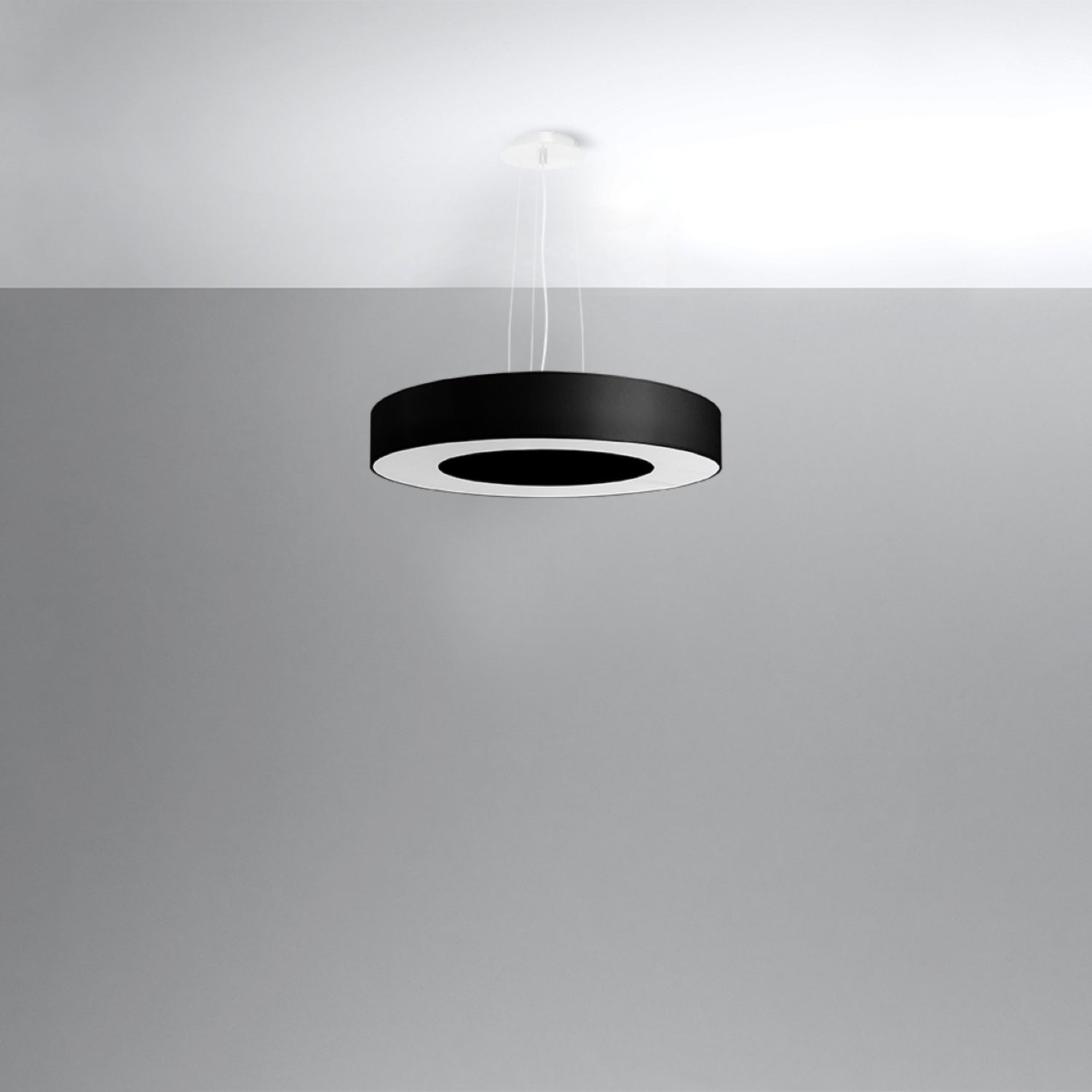 Lustre Saturno Slim 50 en tissu noir, vue de dessous montrant l'anneau diffusant blanc