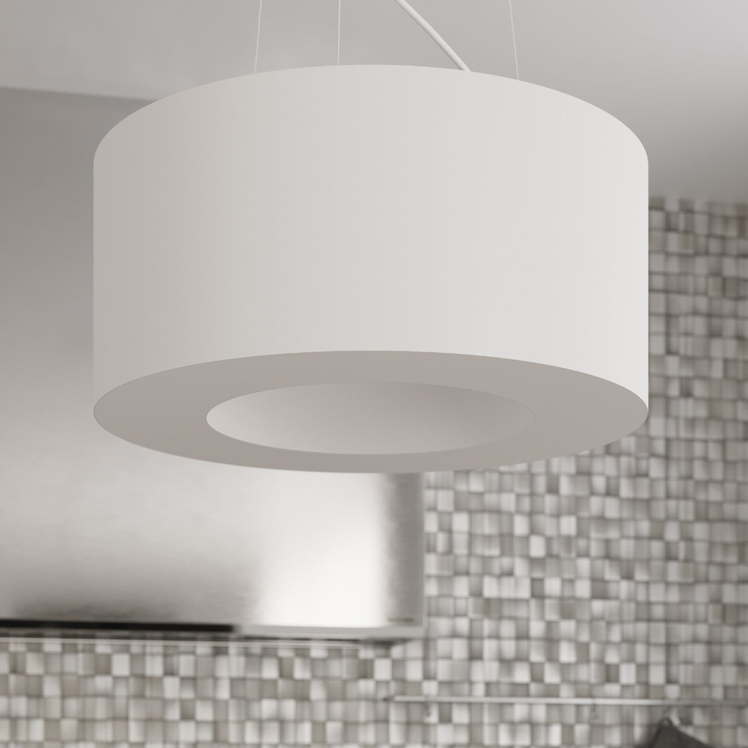 Lustre Saturno Slim 70 en tissu blanc dans un intérieur contemporain