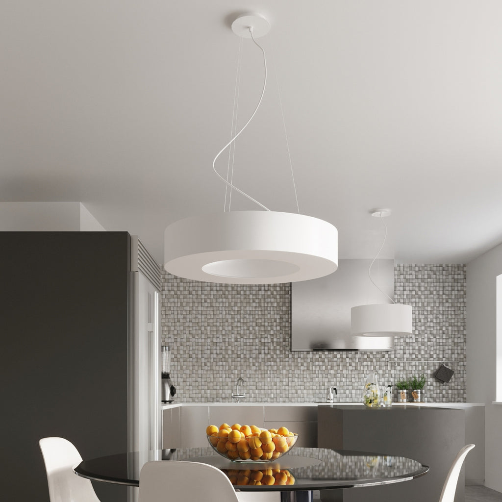 Lustre Saturno Slim 70 en tissu blanc dans un séjour contemporain