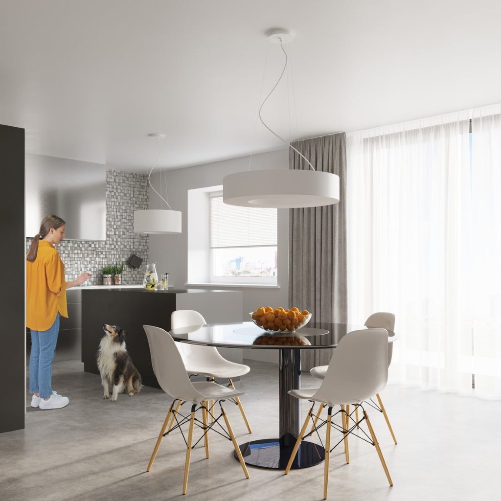 Lustre Saturno Slim 70 en tissu blanc suspendu au-dessus d'une table