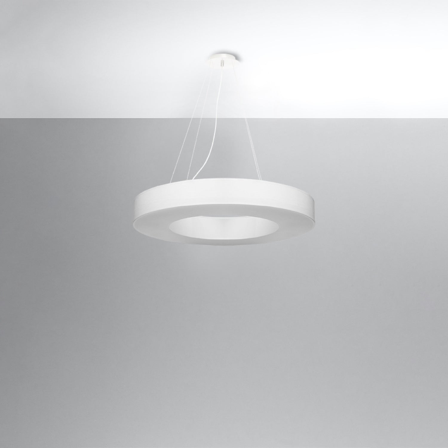 Lustre Saturno Slim 70 en tissu blanc, vue de dessous montrant l'anneau diffusant blanc