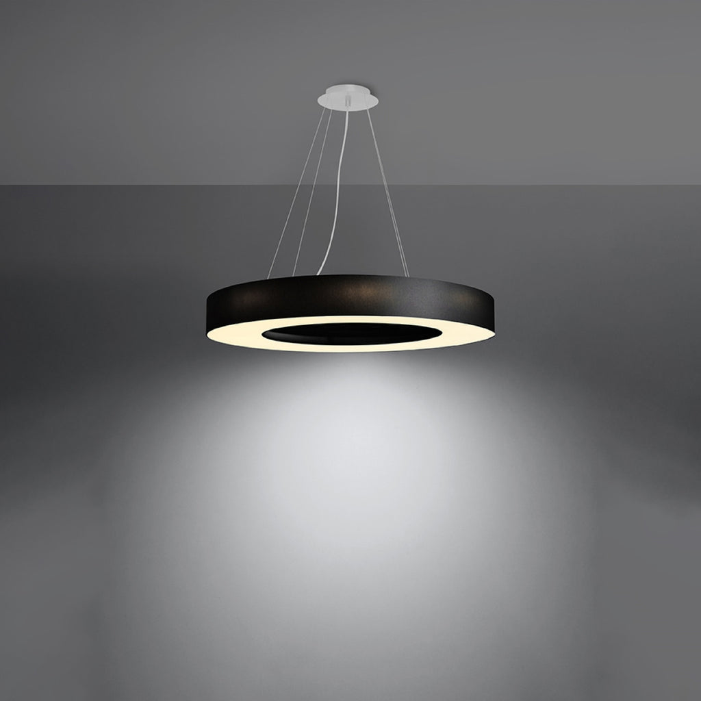 Lustre Saturno Slim 70 en tissu noir allumé, halo lumineux diffusé vers le bas
