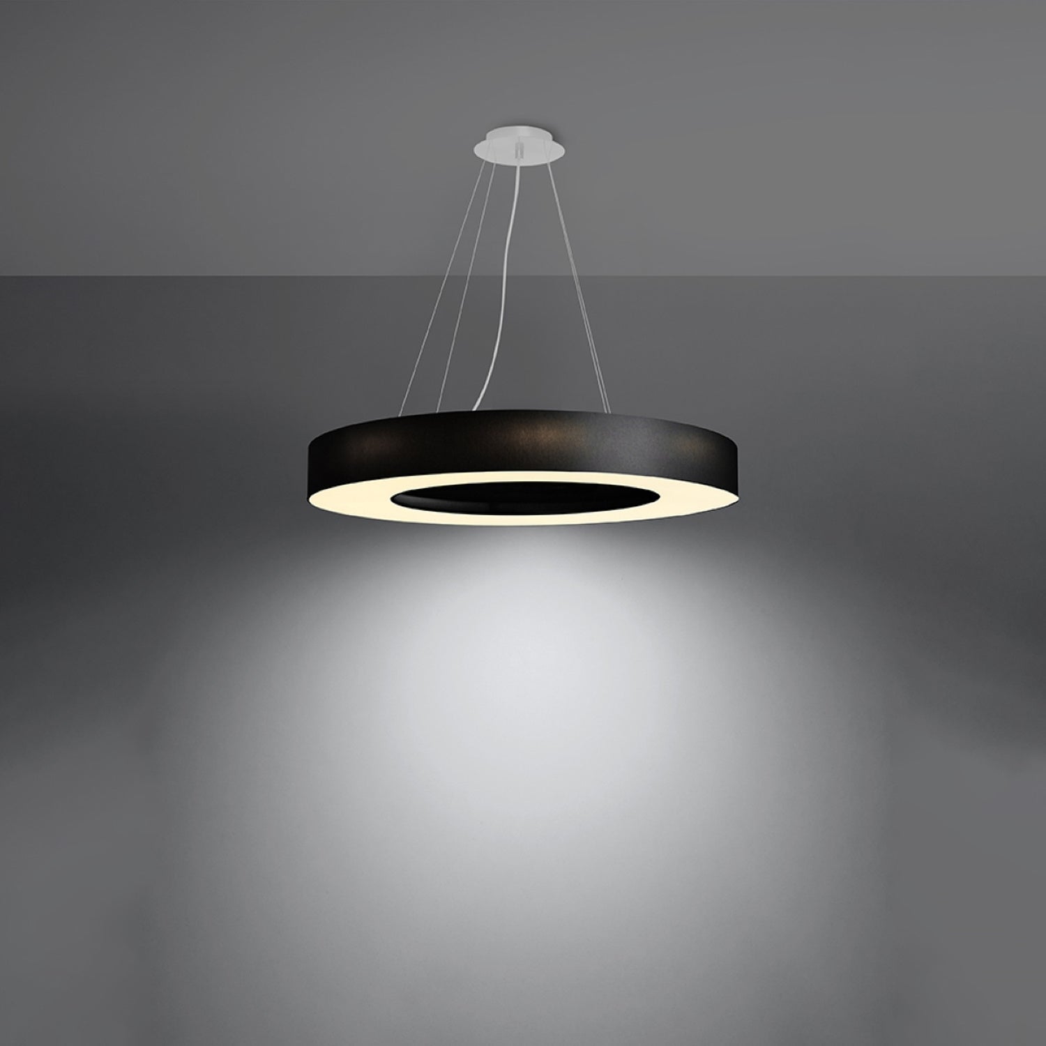 Lustre Saturno Slim 70 en tissu noir allumé, halo lumineux diffusé vers le bas