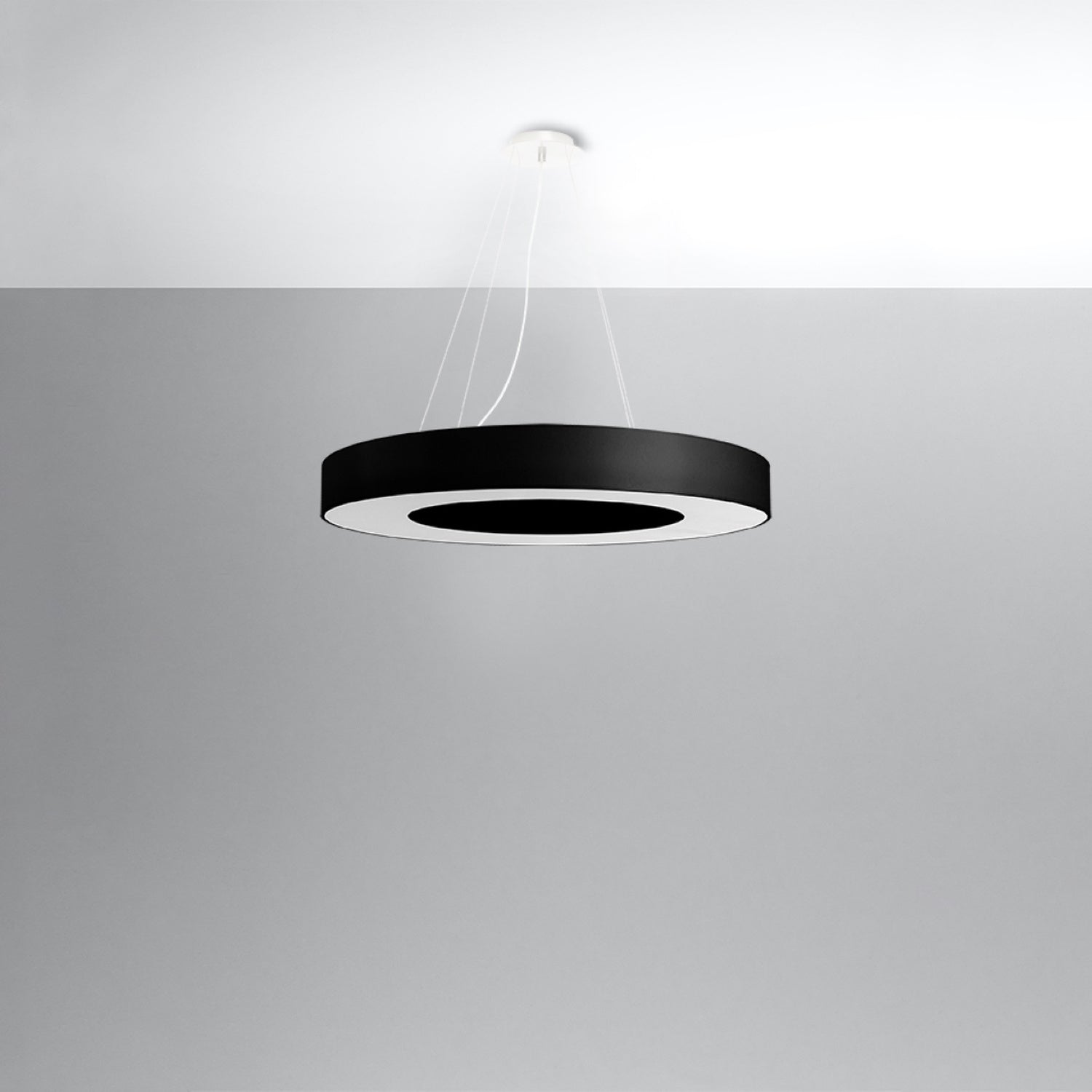 Lustre Saturno Slim 70 en tissu noir, vue de dessous montrant l'anneau diffusant blanc