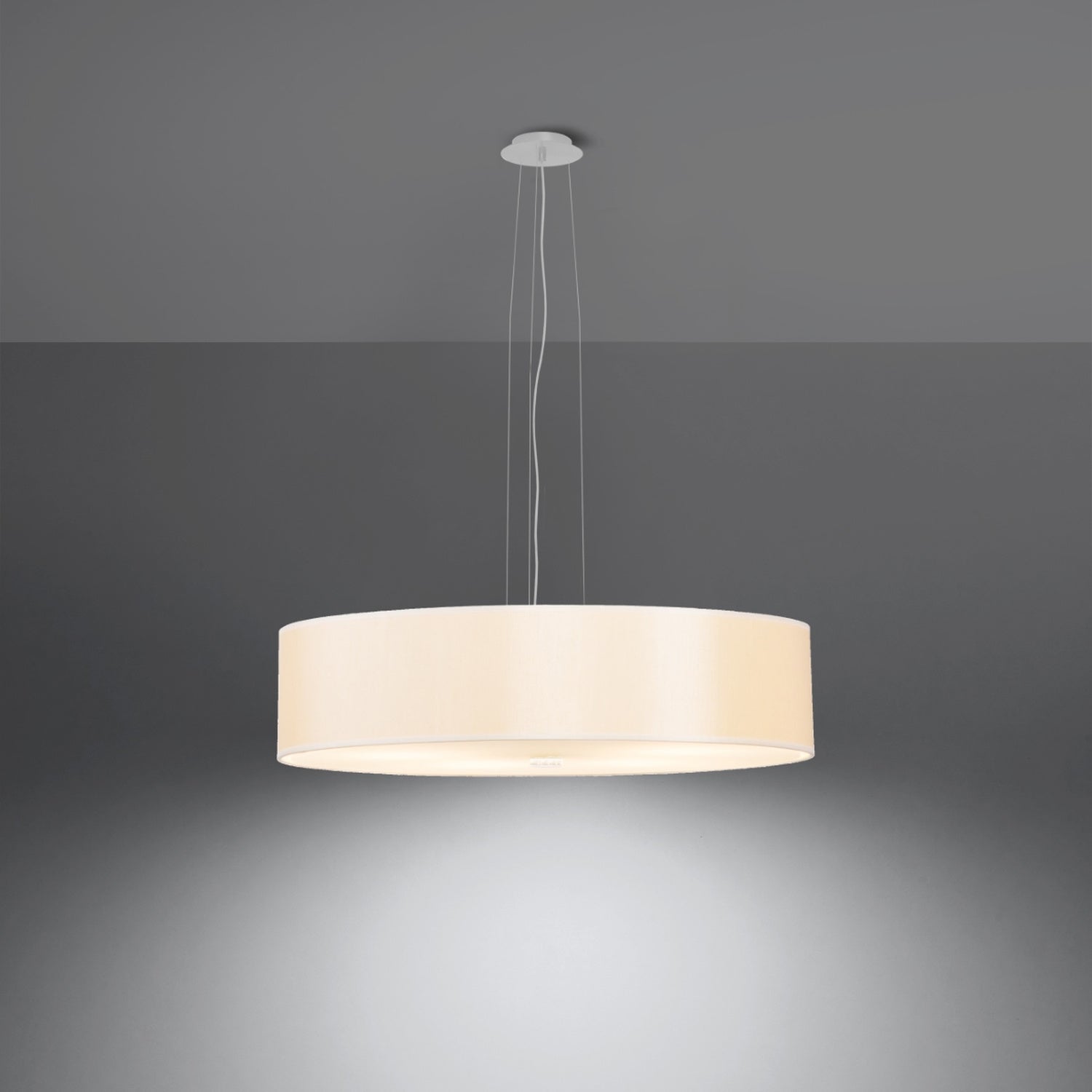 Lustre Skala 50 en tissu blanc allumé, lumière diffusée par le verre vers le bas