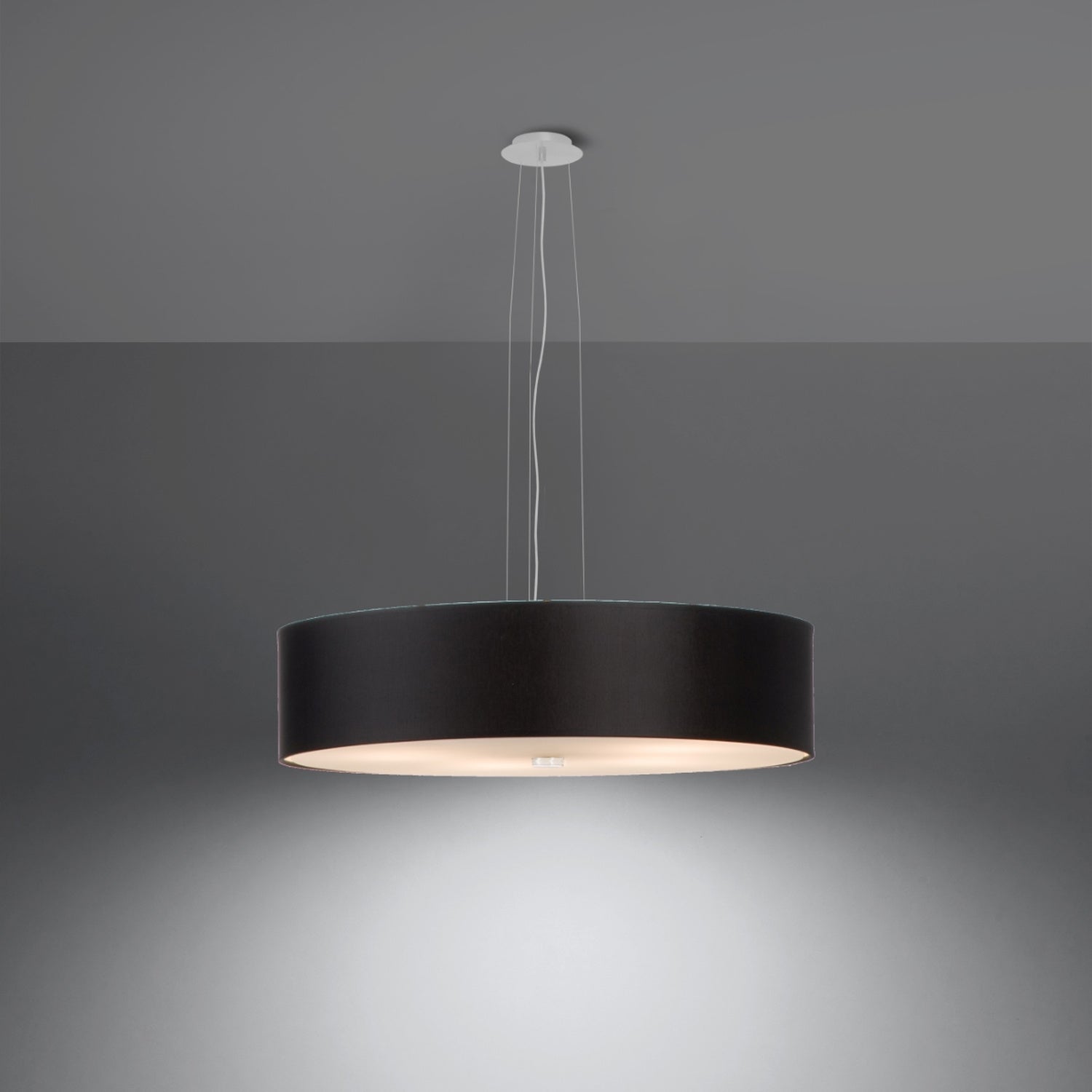 Lustre Skala 50 en tissu noir allumé, lumière diffusée par le verre vers le bas