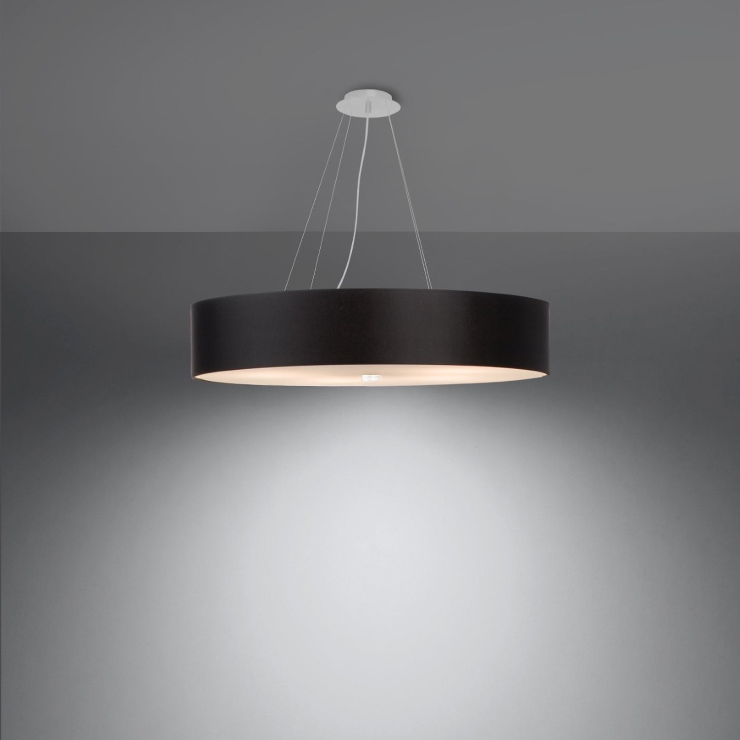 Lustre Skala 70 en tissu noir allumé, lumière diffusée vers le bas