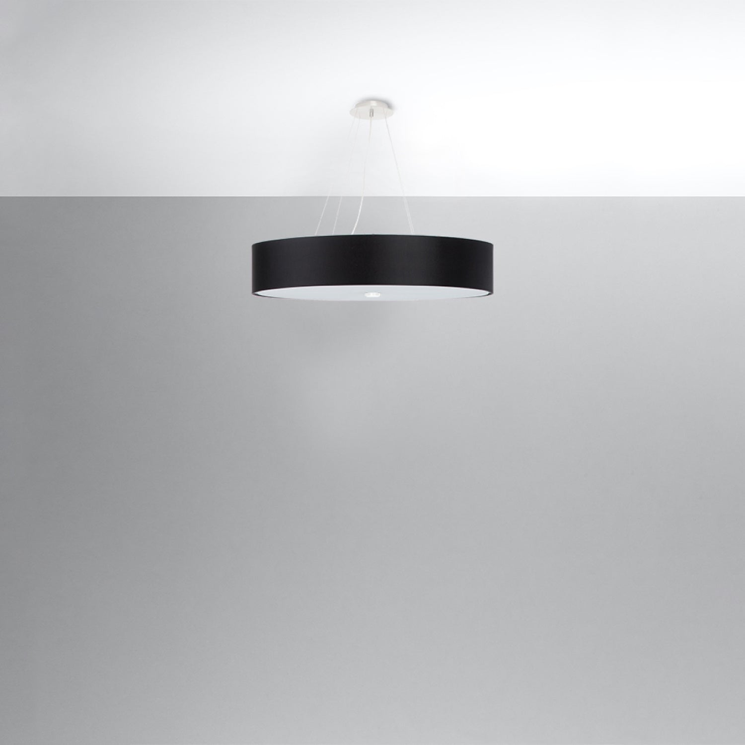 Lustre Skala 70 en tissu noir, vue du diffuseur en verre dépoli