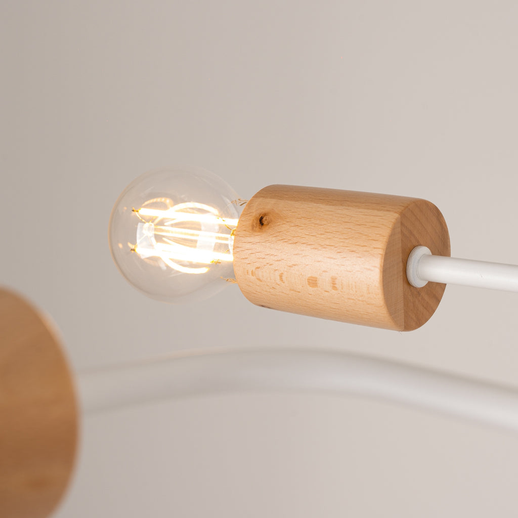 Lustre Timbo 4 bois et métal blanc E27, gros plan allumé