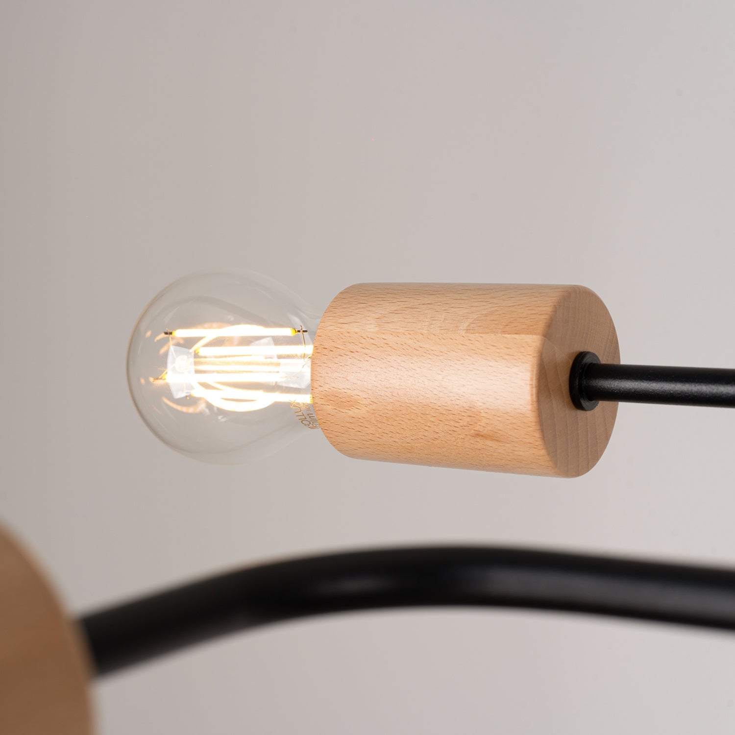 Lustre Timbo 4 bois et métal noir E27, gros plan allumé