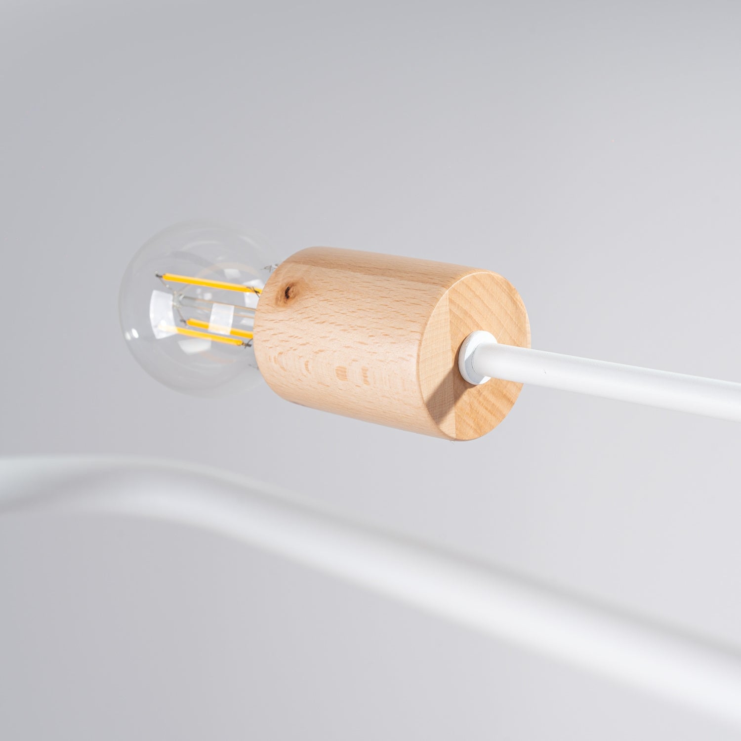 Lustre Timbo 8 bois et métal blanc E27, gros plan allumé