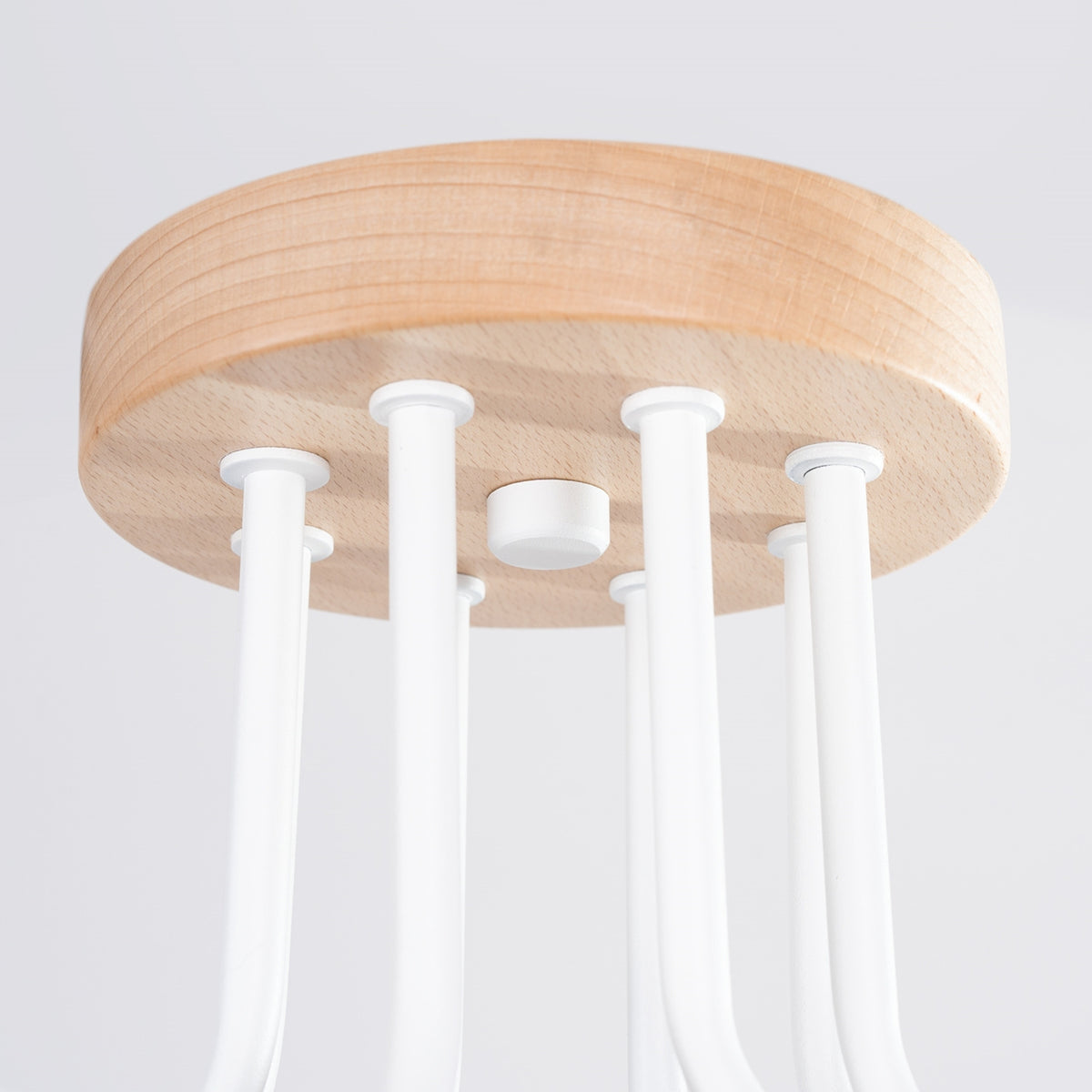 Rosace ronde en bois de hêtre du lustre Timbo d'où partent les bras en acier blanc