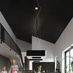 Lustre Urano 60 en tissu noir au-dessus d'une table à manger