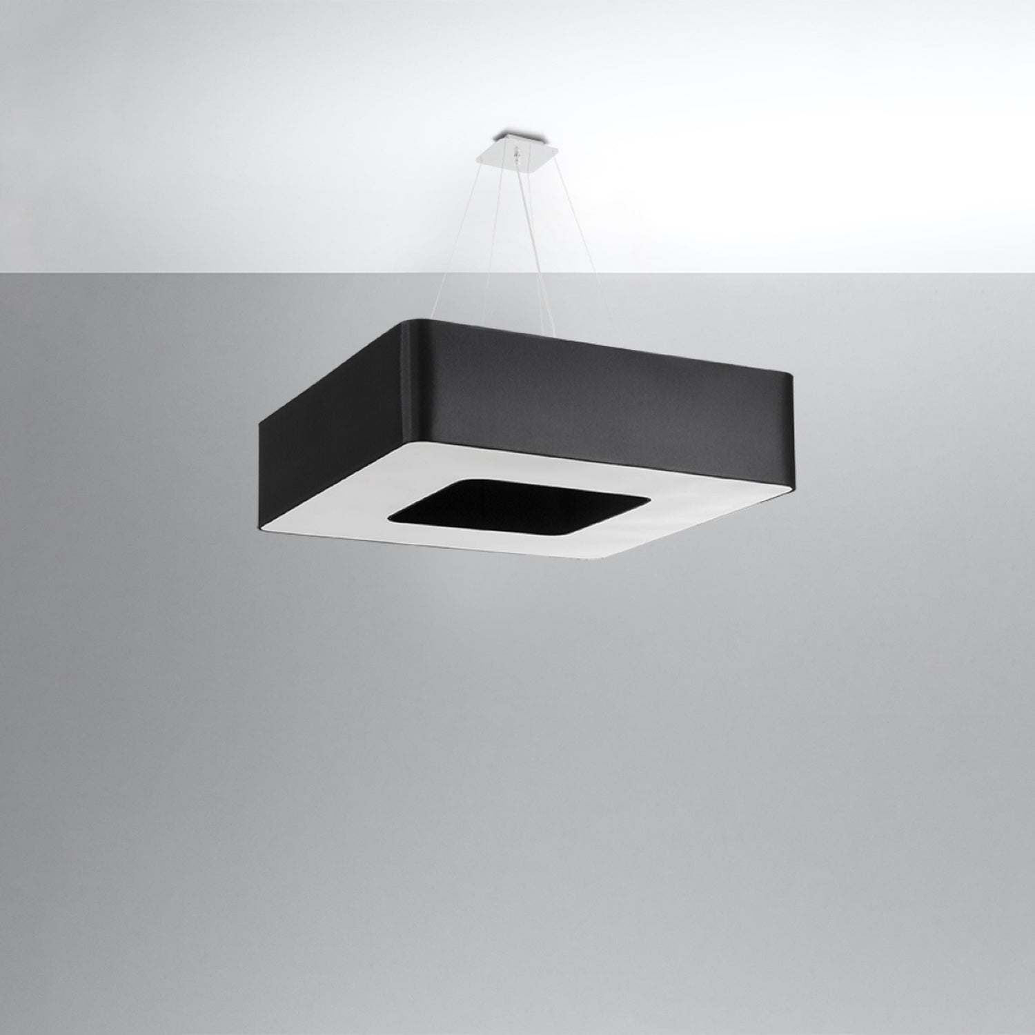 Lustre Urano 80 en tissu noir, vue du diffuseur carré en verre dépoli