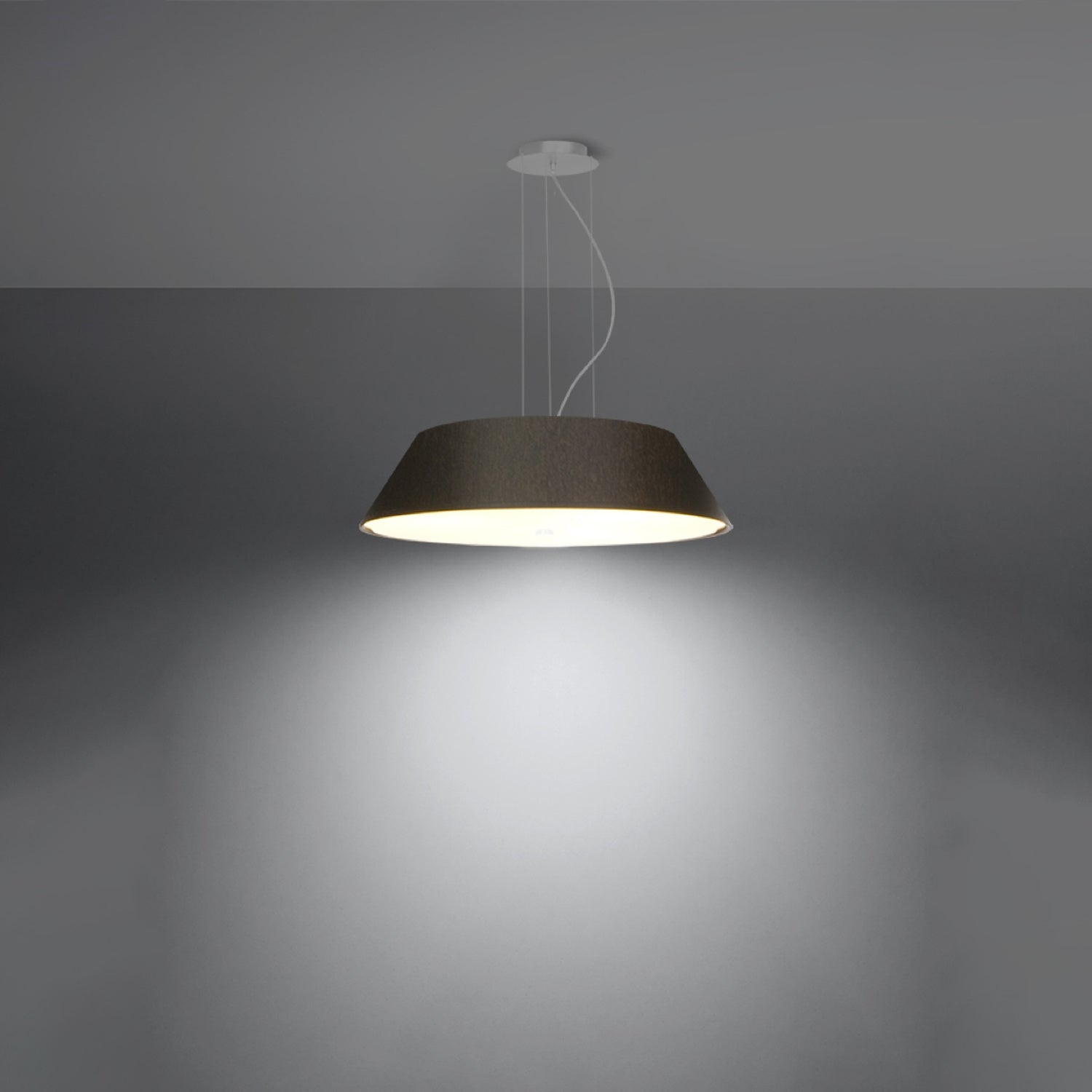 Lustre Vega 60 en tissu noir allumé, lumière diffusée par le verre vers le bas